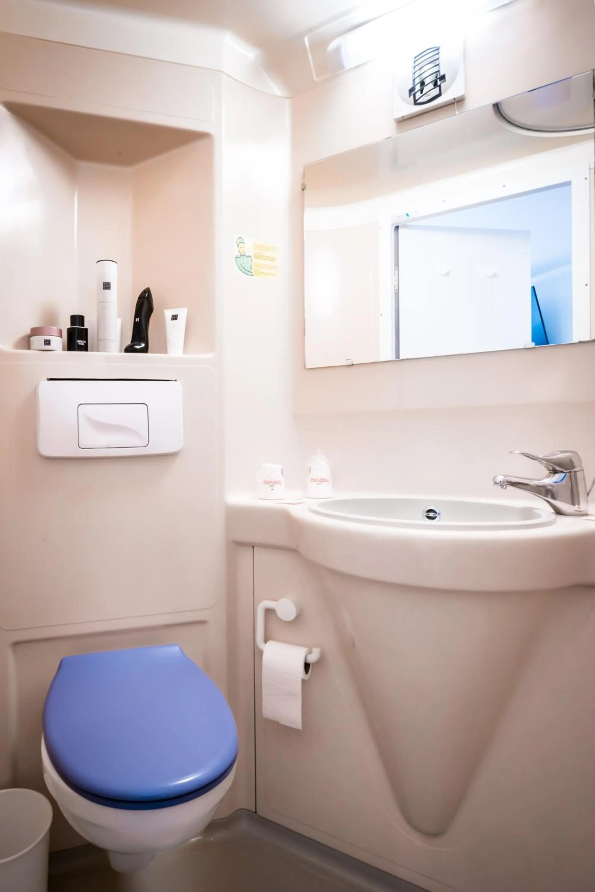 Toilet in Fasthôtel Limoges Nord - FH Confort