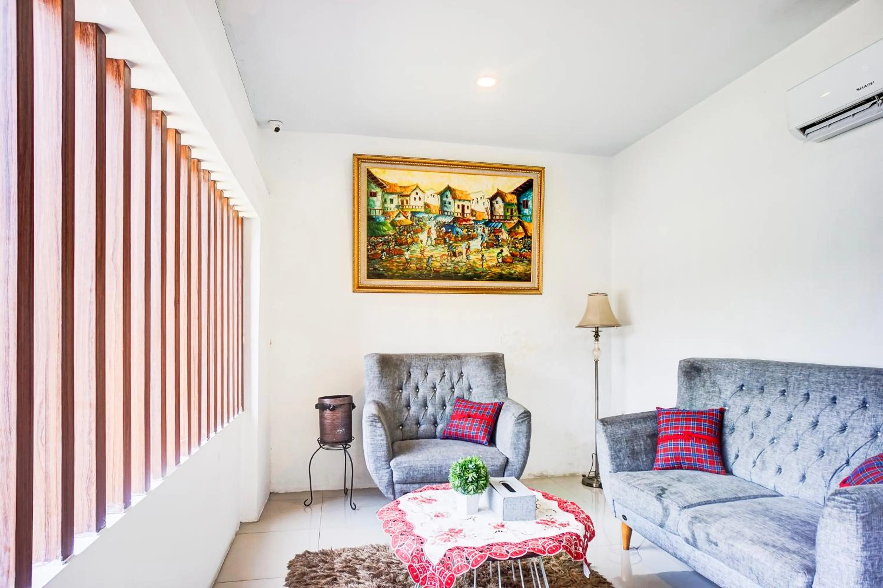 Seating area in OYO Residence Anugrah