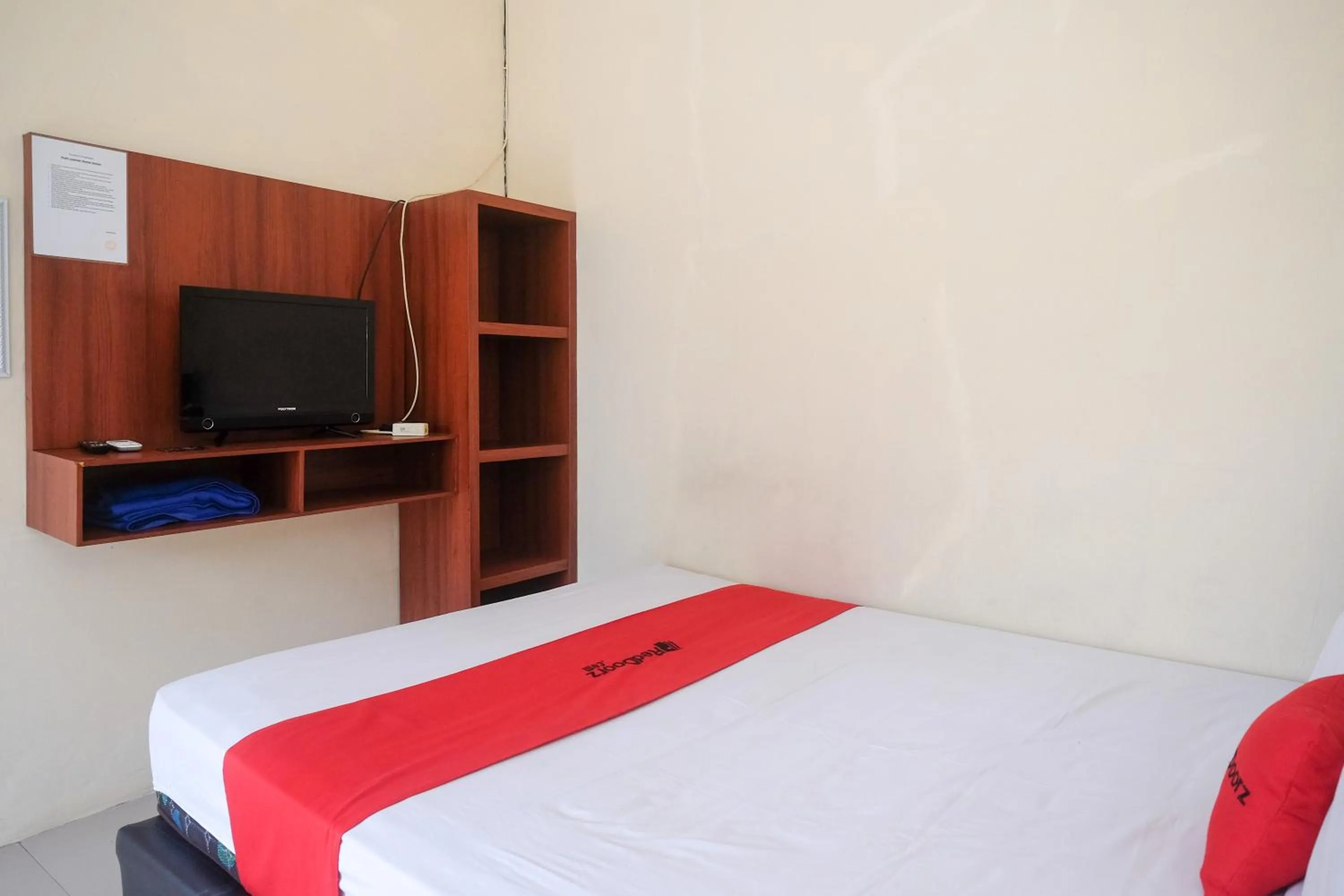 Bed in RedDoorz at Putri Syariah Brebes