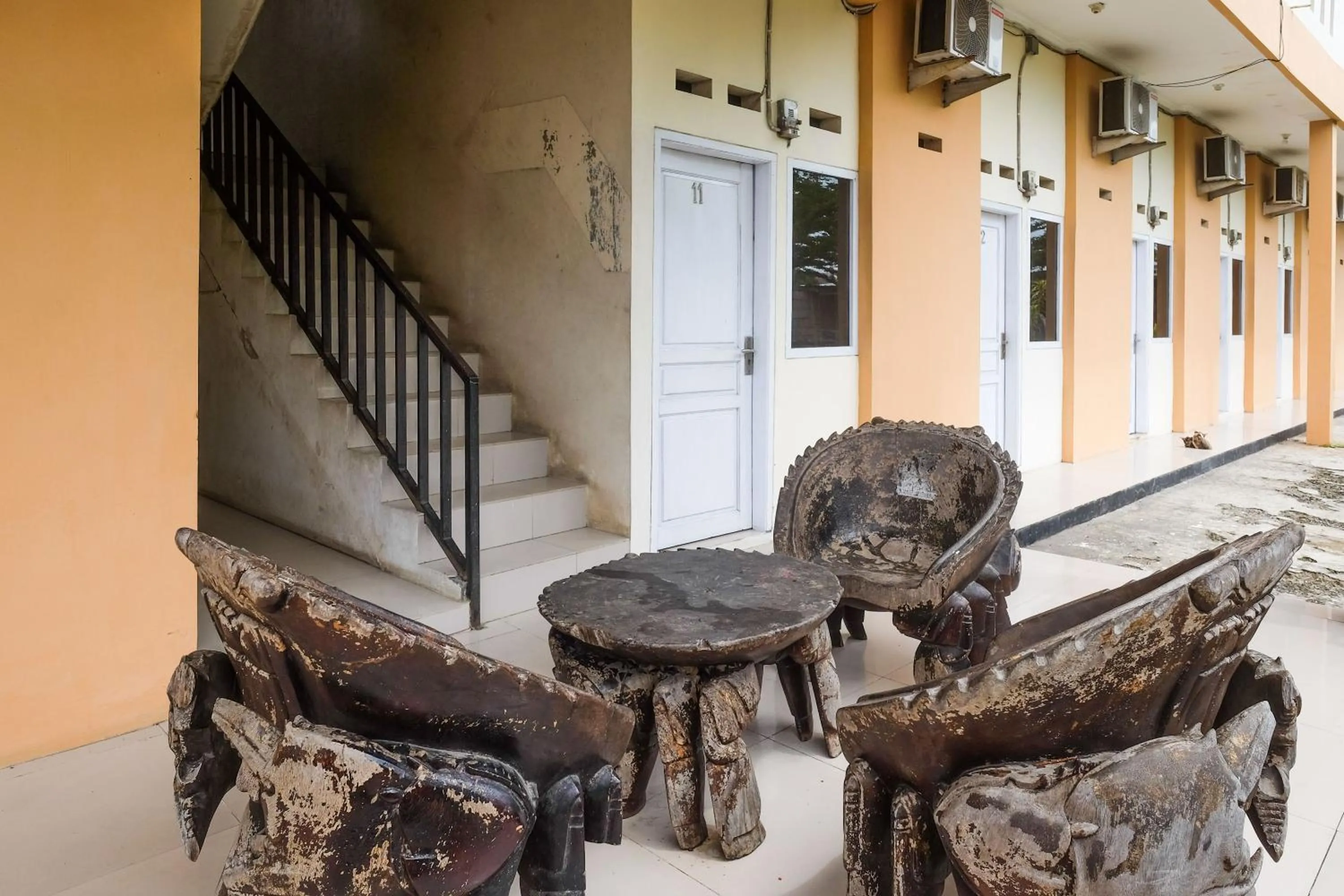 Seating area in RedDoorz at Putri Syariah Brebes