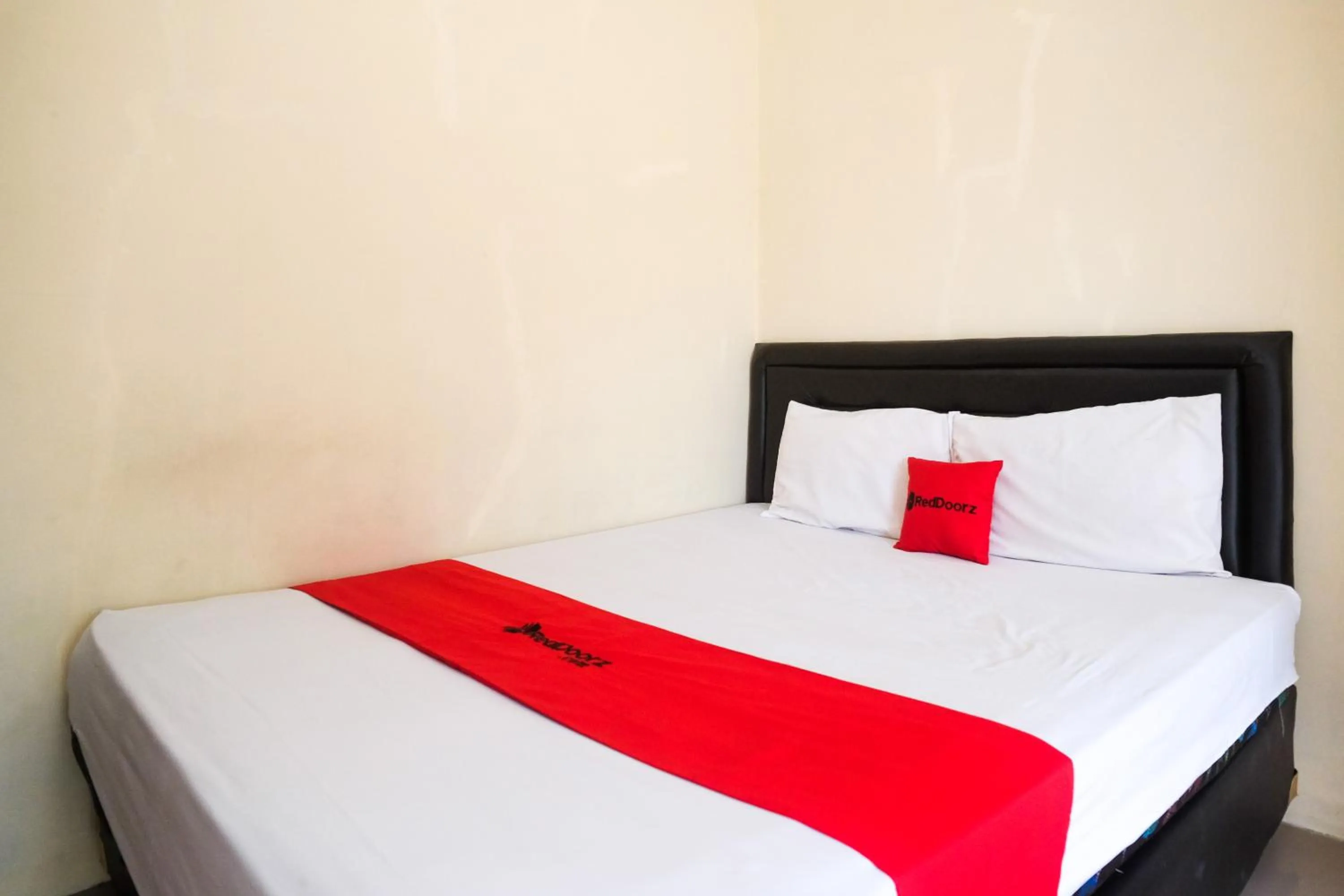 Bed in RedDoorz at Putri Syariah Brebes