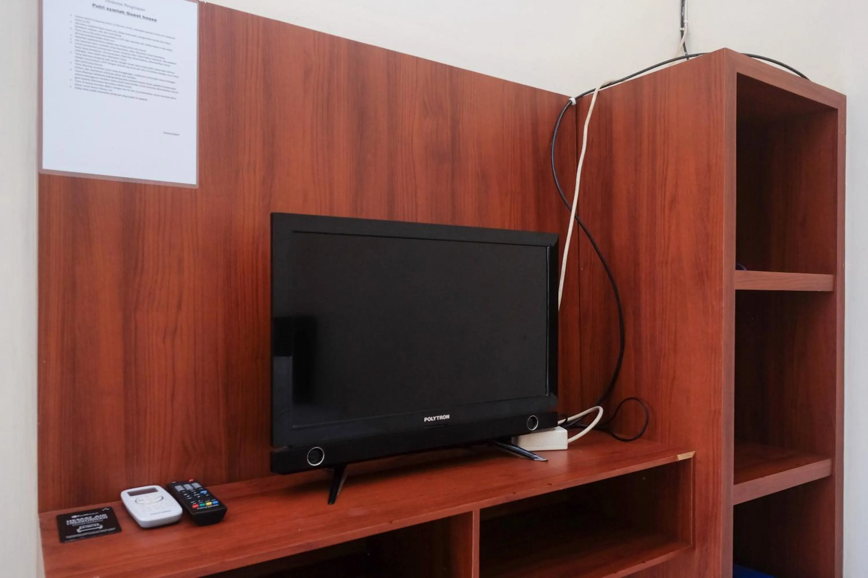 wardrobe in RedDoorz at Putri Syariah Brebes