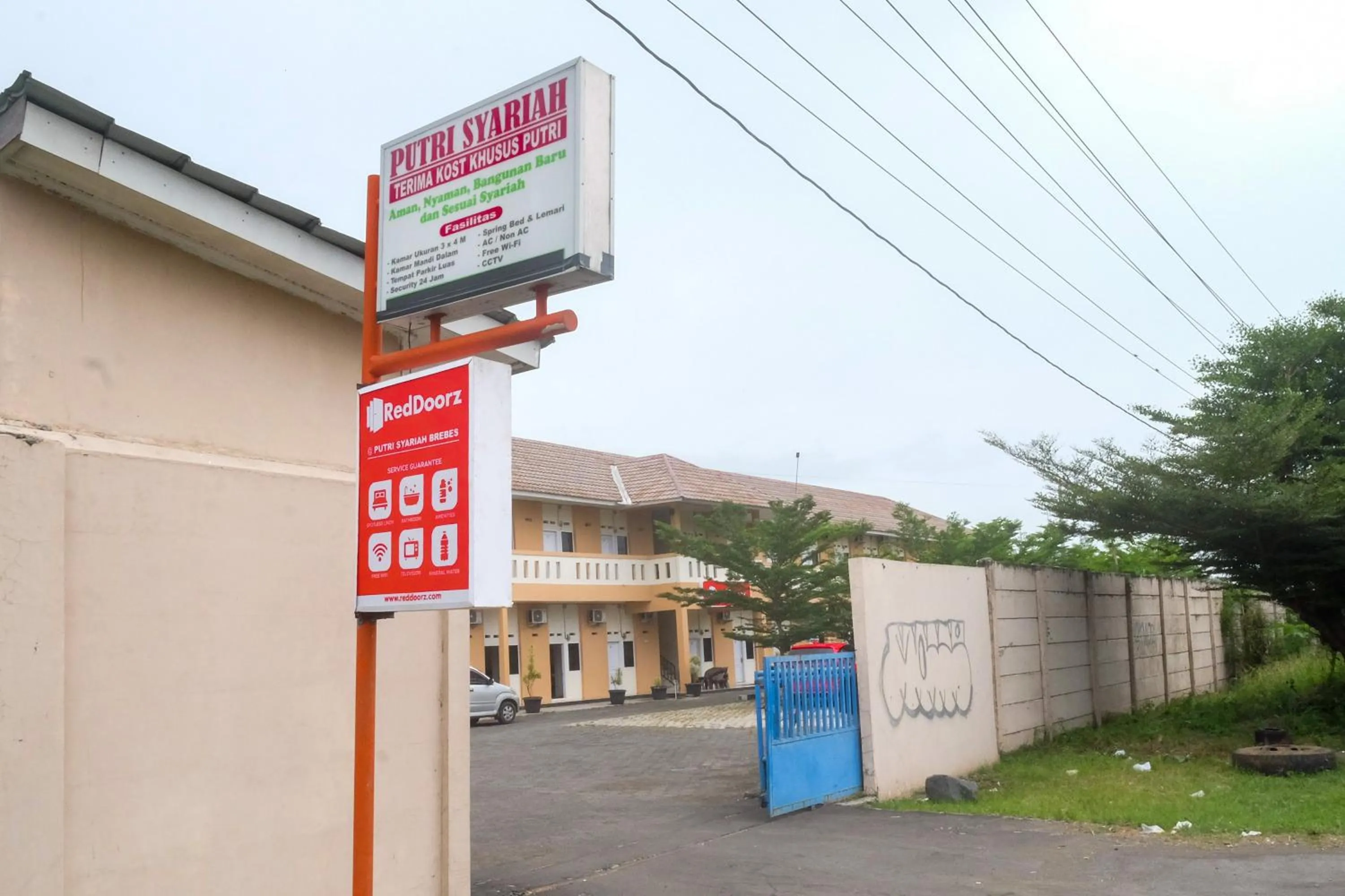 Property building in RedDoorz at Putri Syariah Brebes