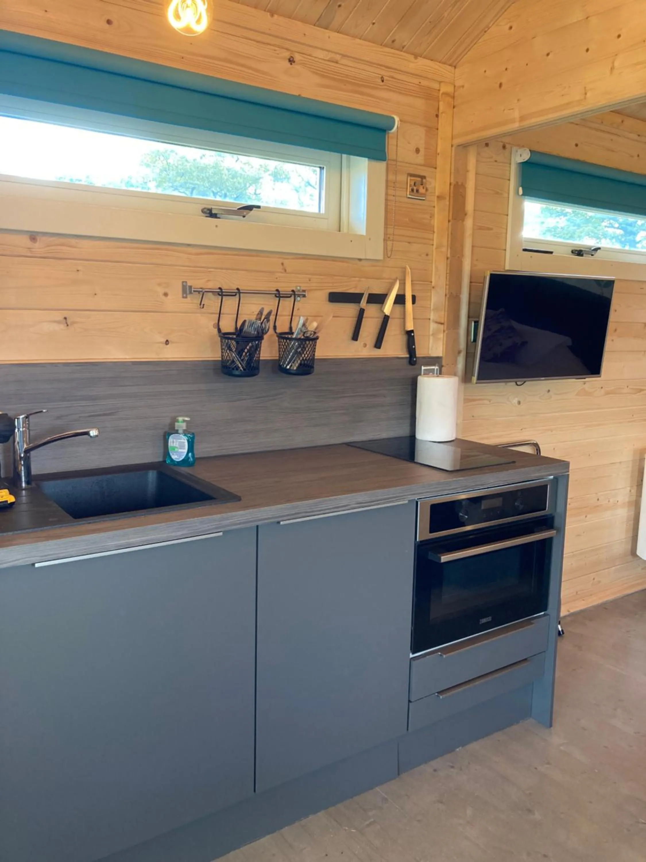 Kitchen or kitchenette in Dunroamin Lodges