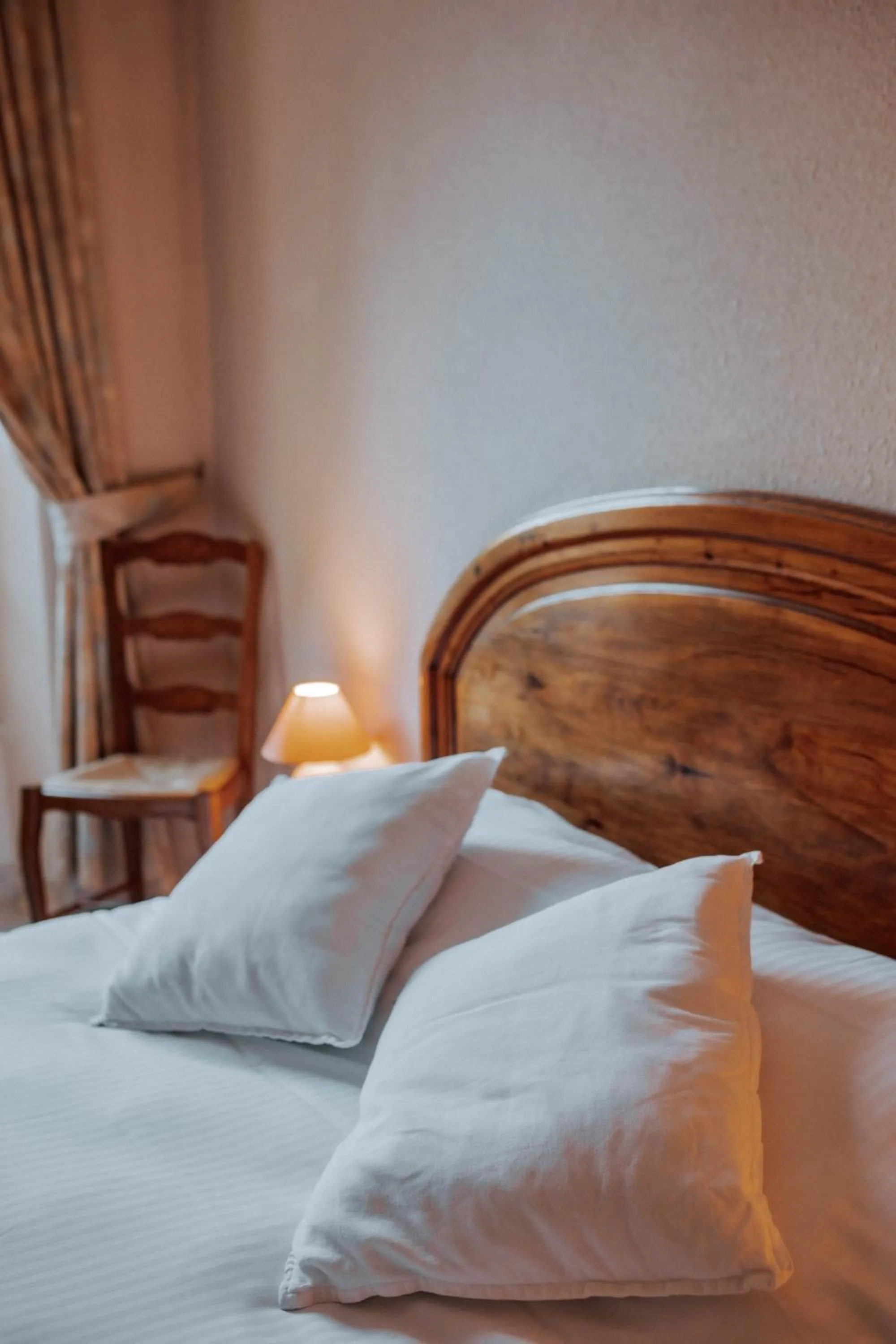 Bed in Hôtel De France