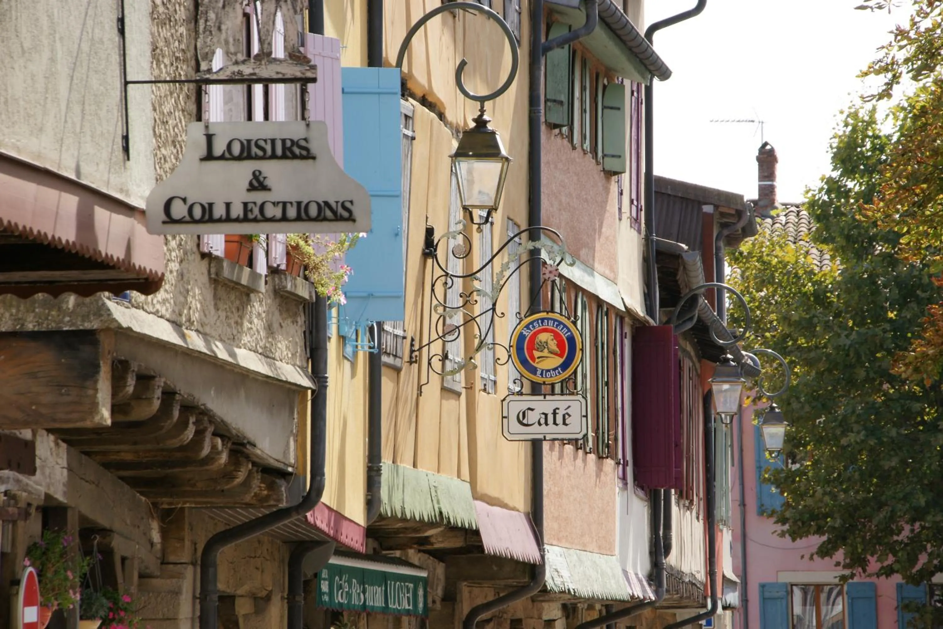 Nearby landmark in Hôtel De France