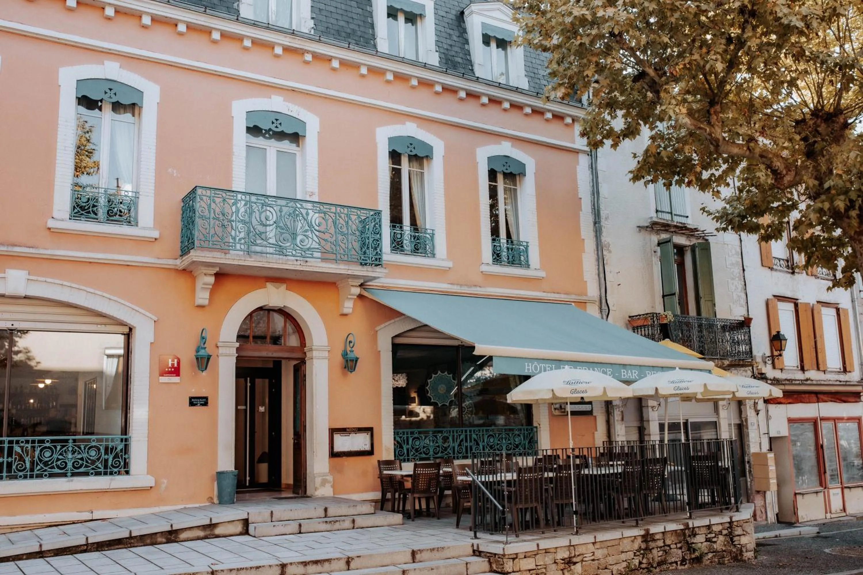 Property building in Hôtel De France