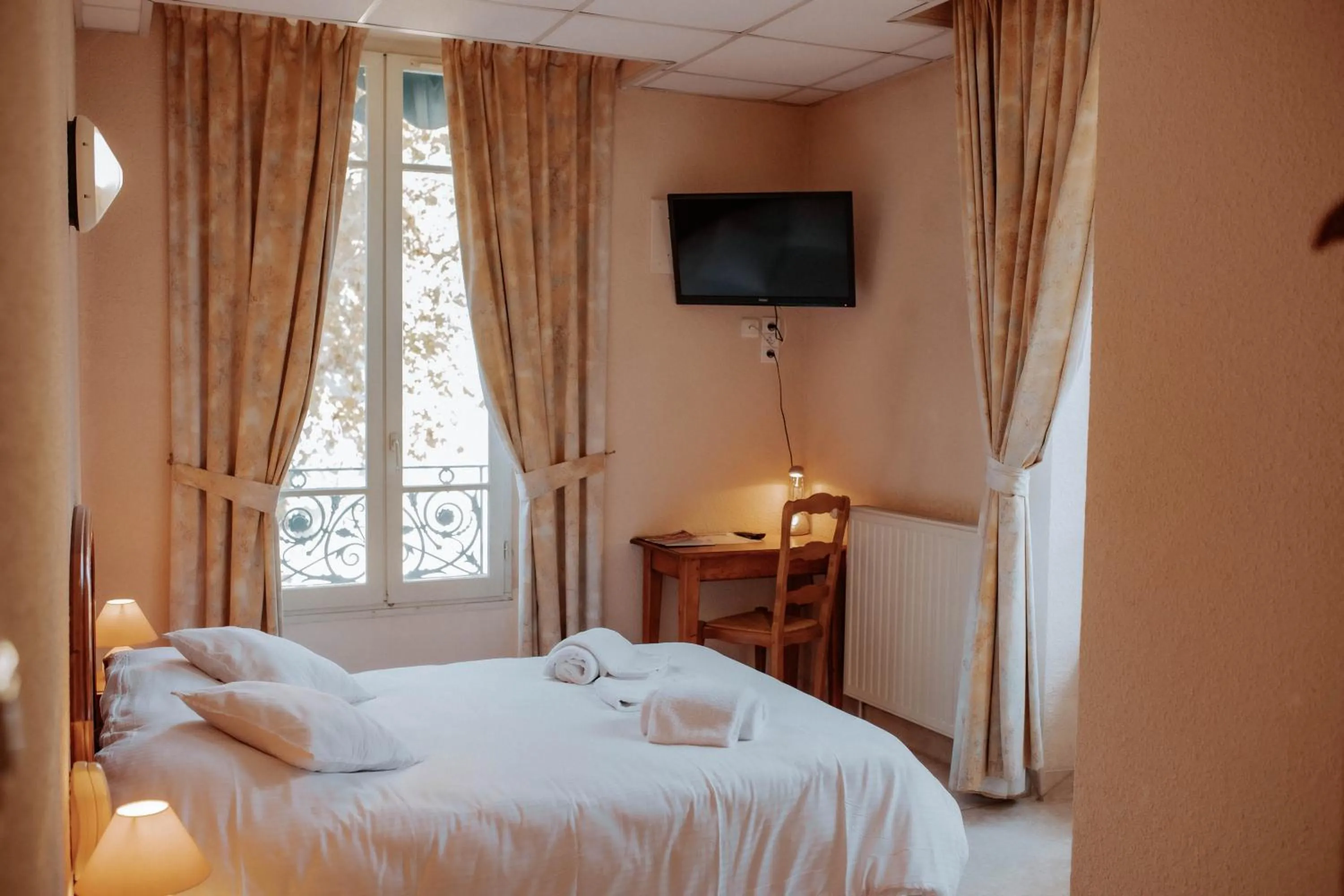 Bedroom, Bed in Hôtel De France