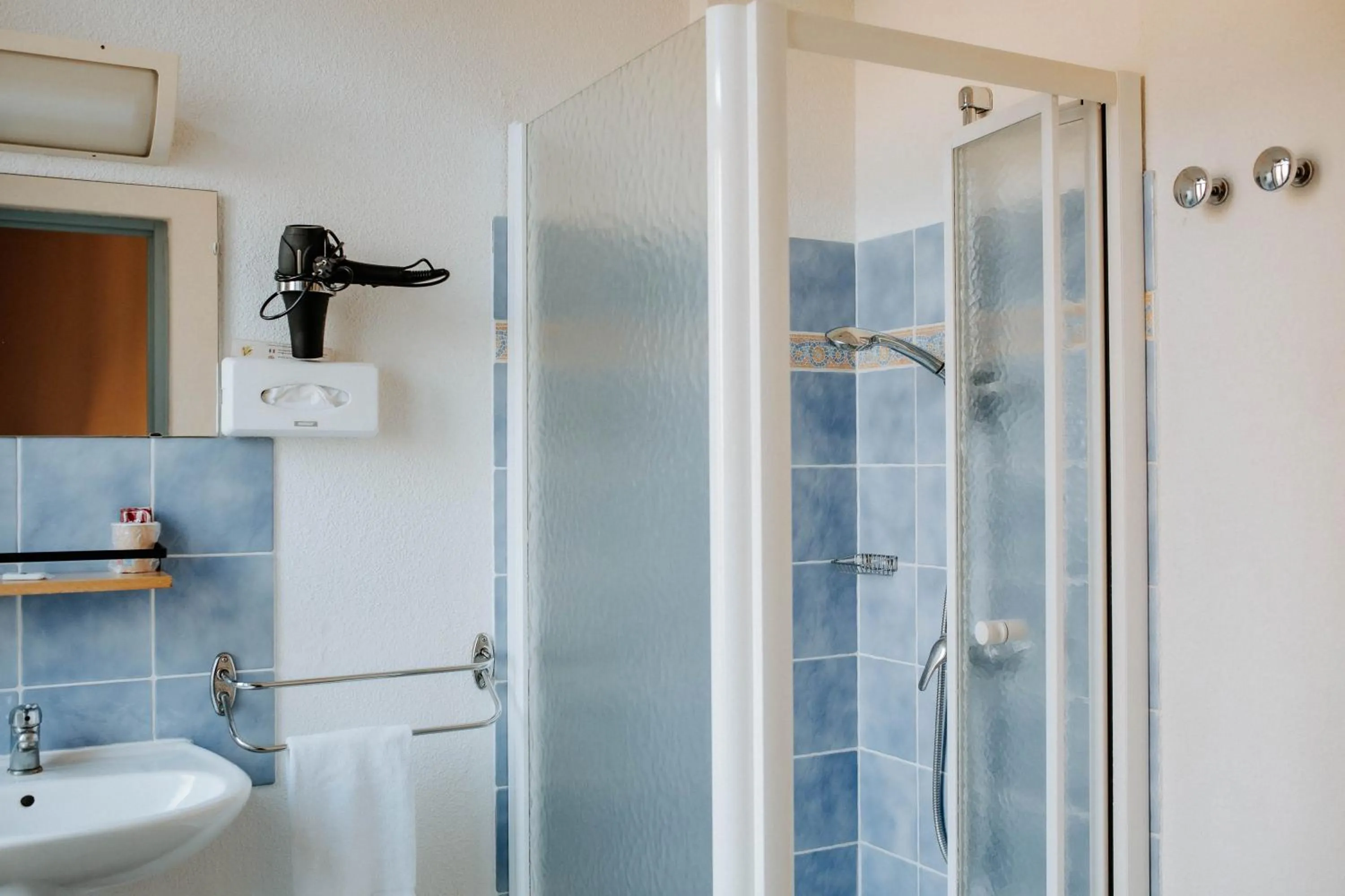 Bathroom in Hôtel De France