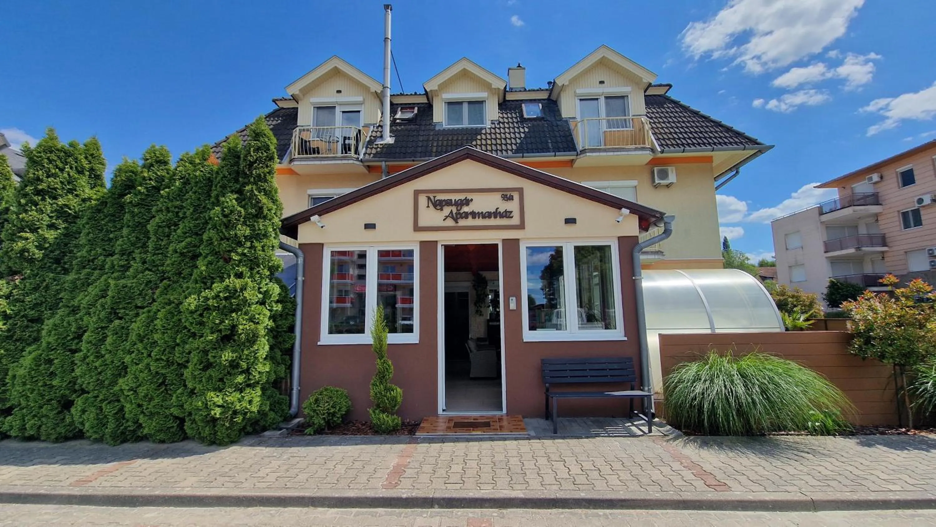 Napsugár Apartmanház