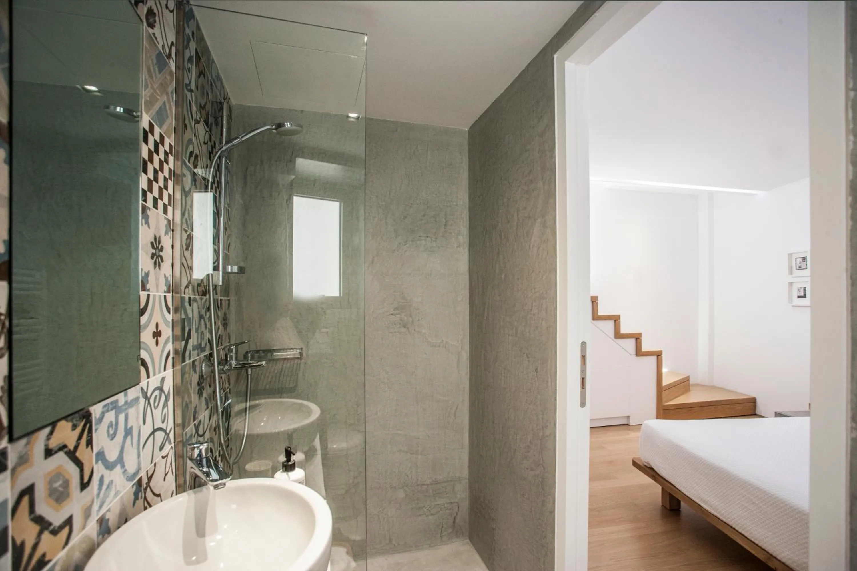 Shower in Urban Stripes Athens