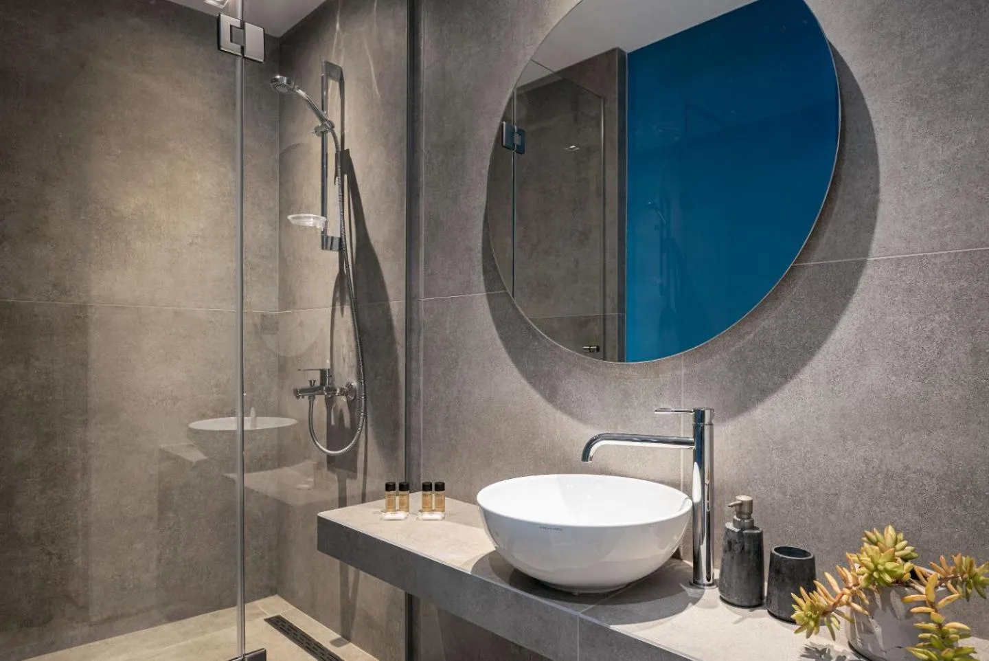 Shower in Urban Stripes Athens