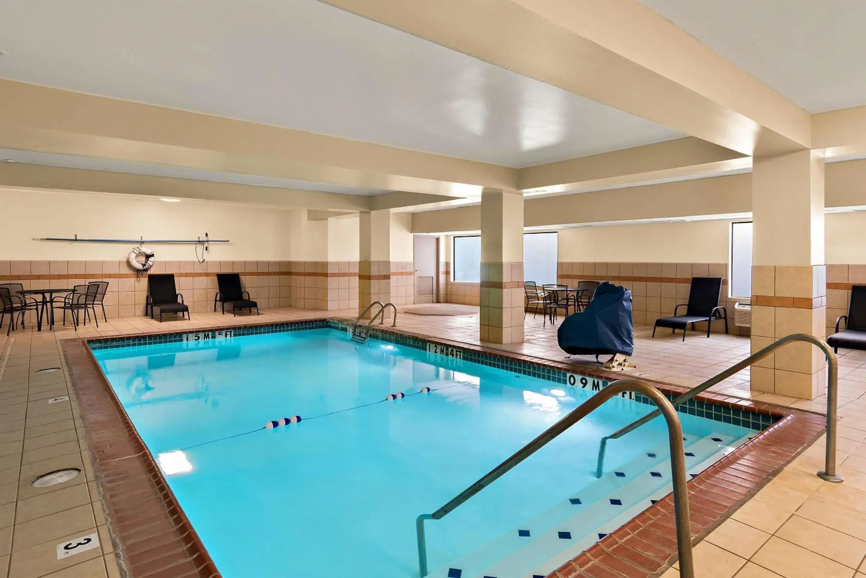 Swimming pool in Quality Inn Memphis Northeast near I-40 Swimming pool in Quality Inn Memphis Northeast near I-40