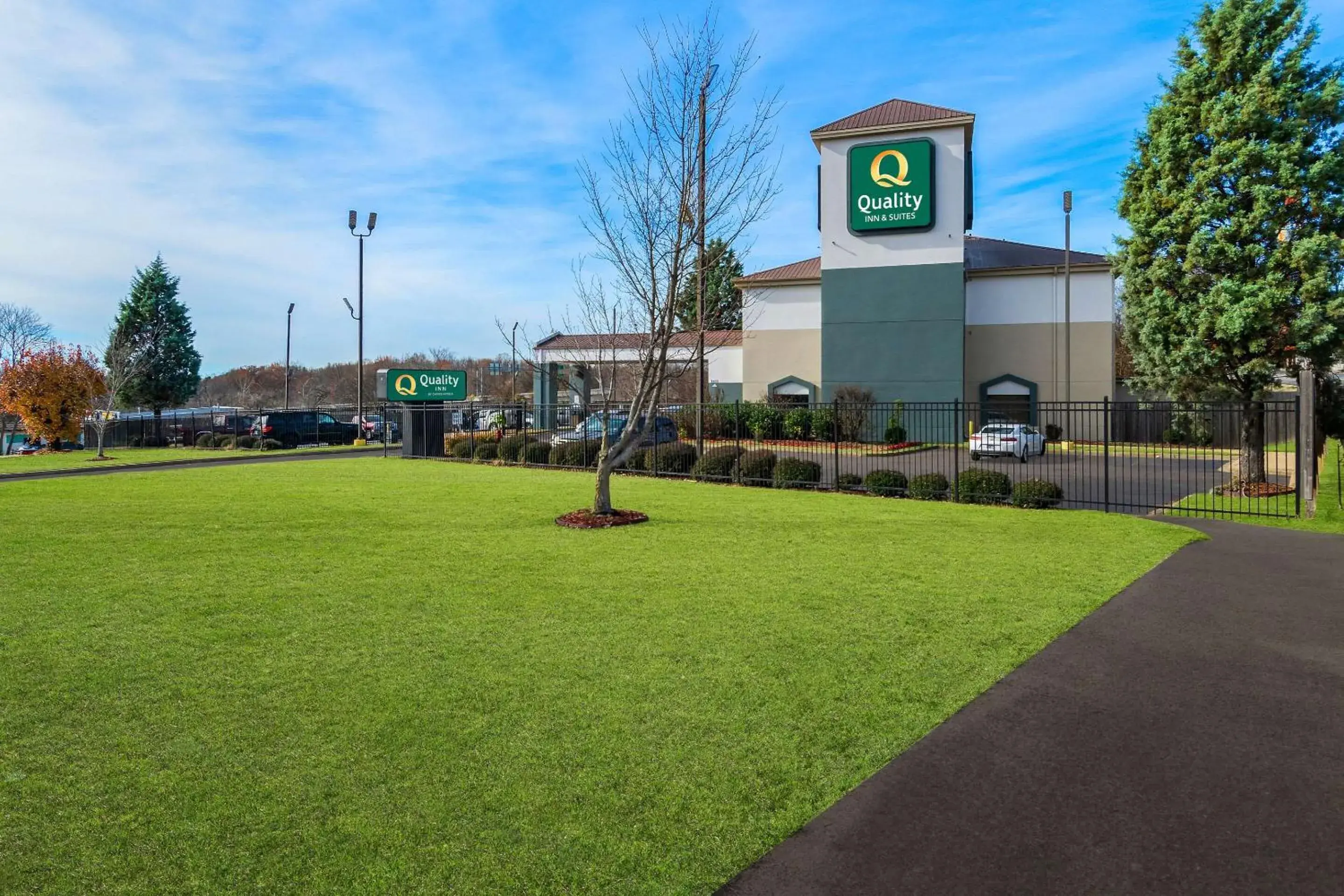 Property building in Quality Inn Memphis Northeast near I-40 Property building in Quality Inn Memphis Northeast near I-40