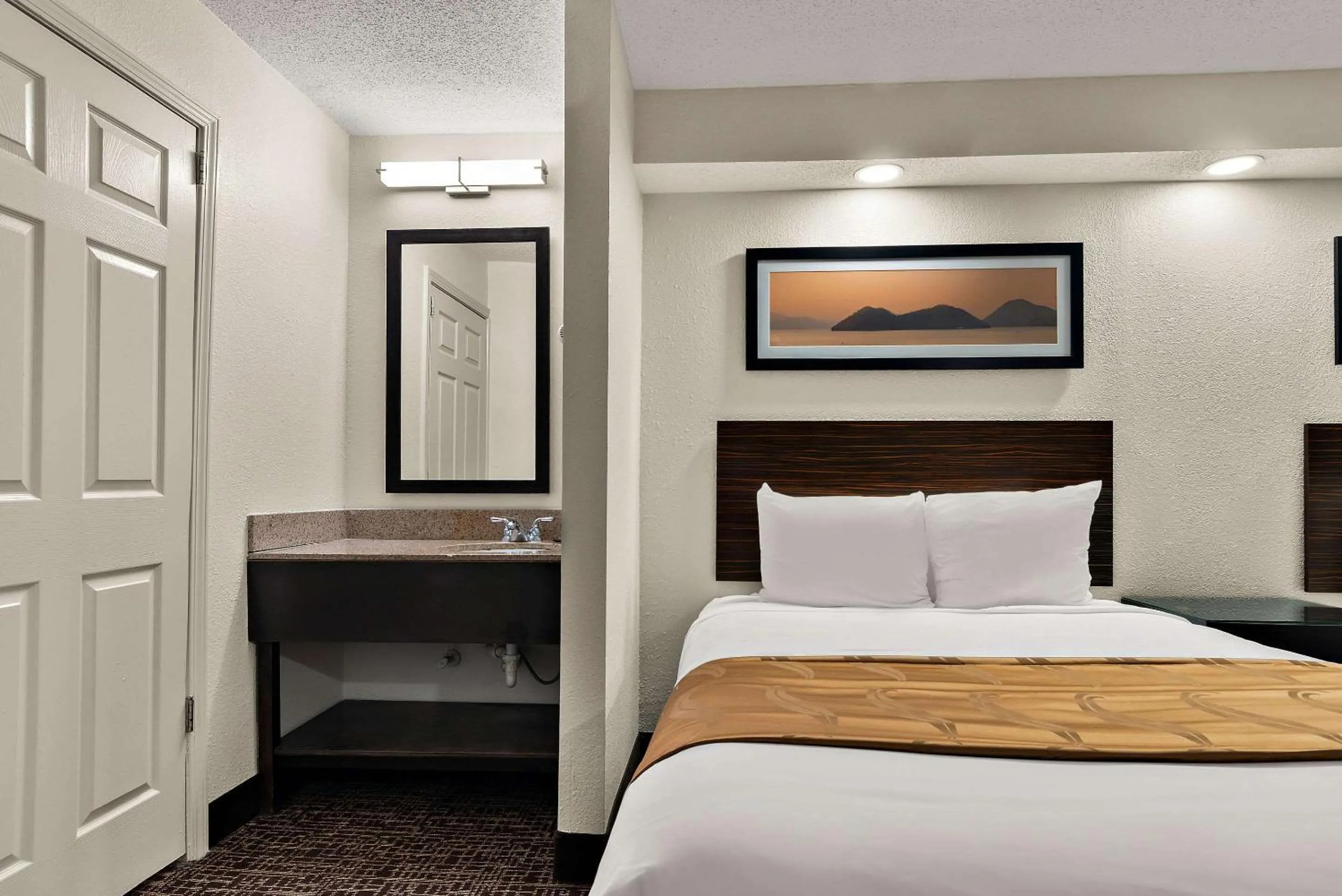 Bedroom in Quality Inn Memphis Northeast near I-40