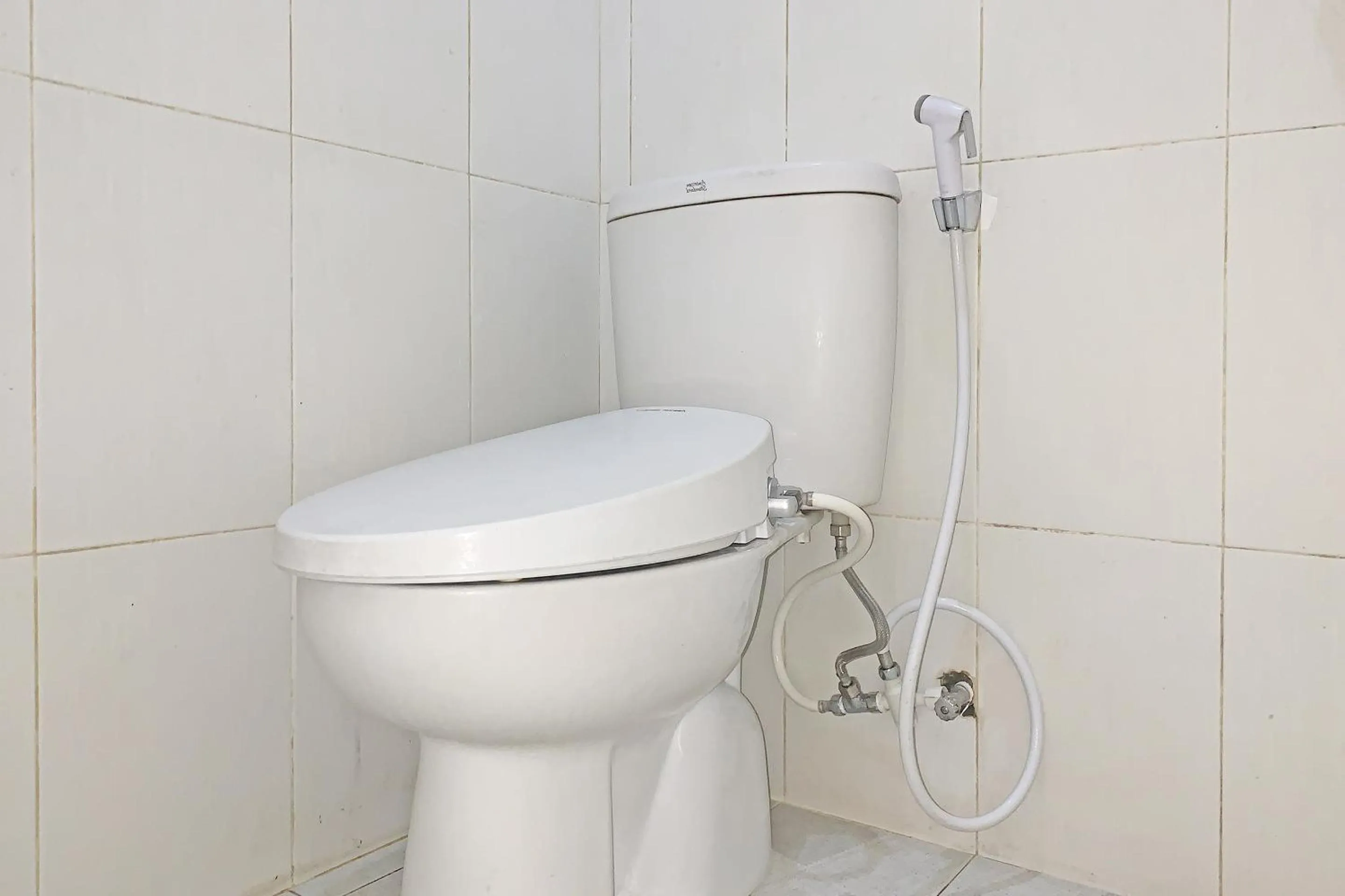 Bathroom in RedDoorz Syariah Near Jam Gadang Bukit tinggi 2