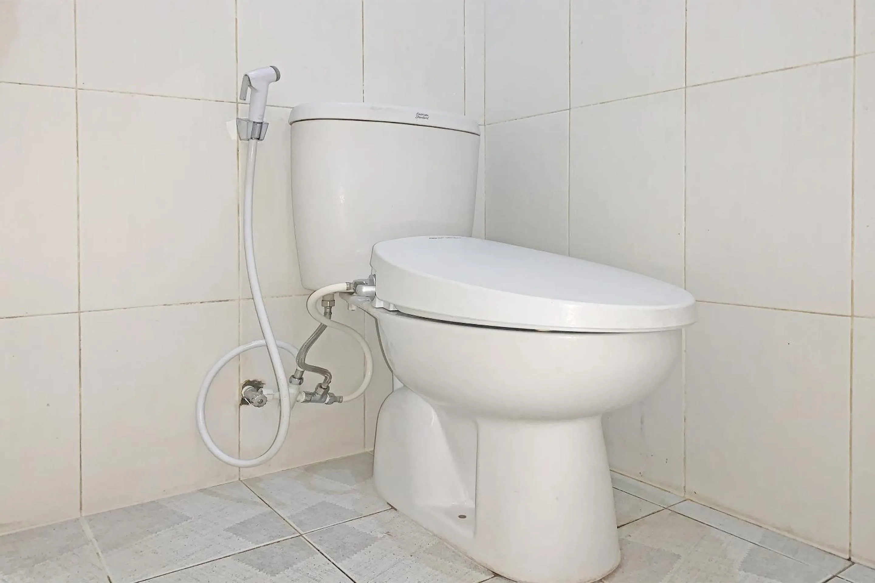 Bathroom in RedDoorz Syariah Near Jam Gadang Bukit tinggi 2