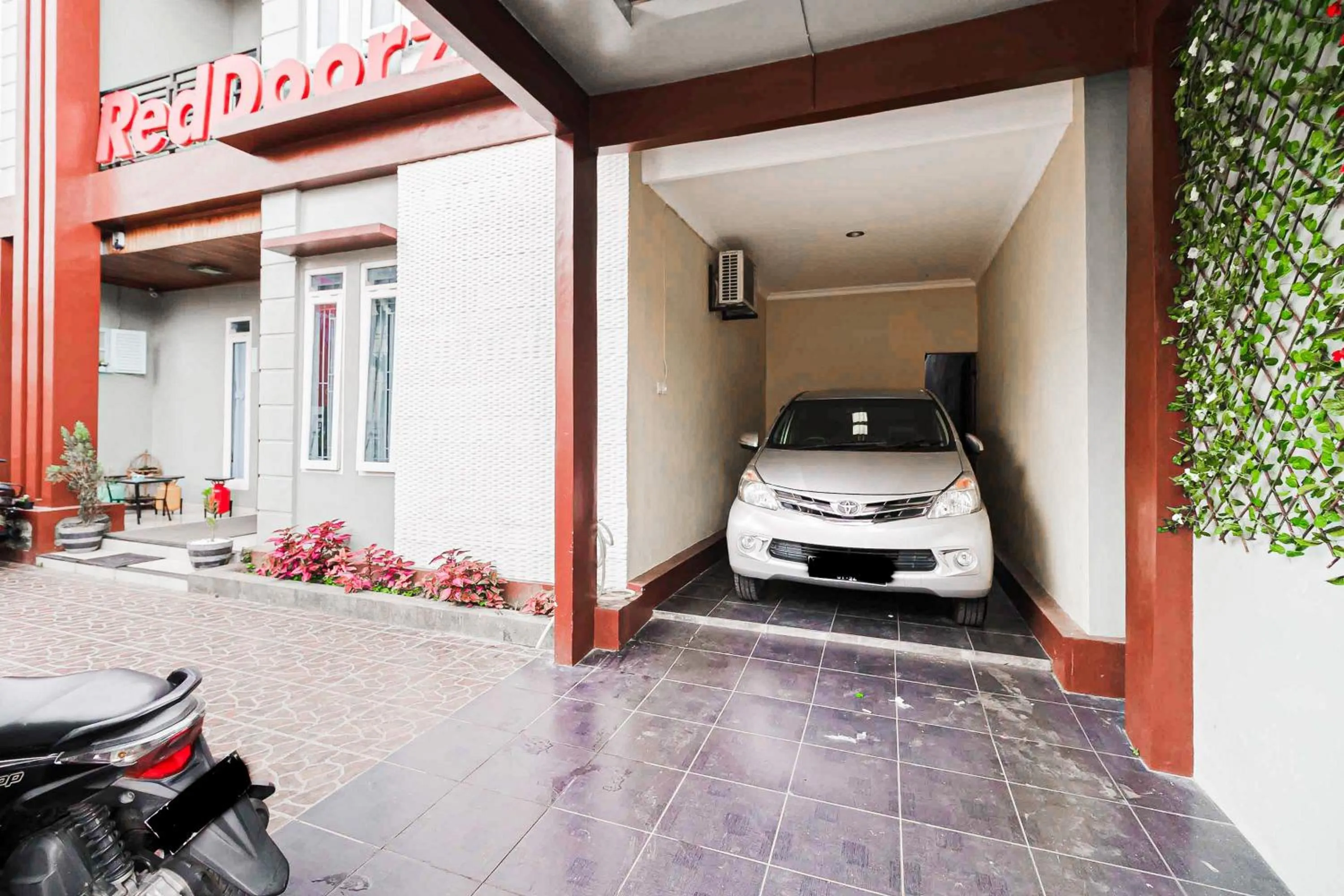 Parking in RedDoorz Syariah Near Jam Gadang Bukit tinggi 2