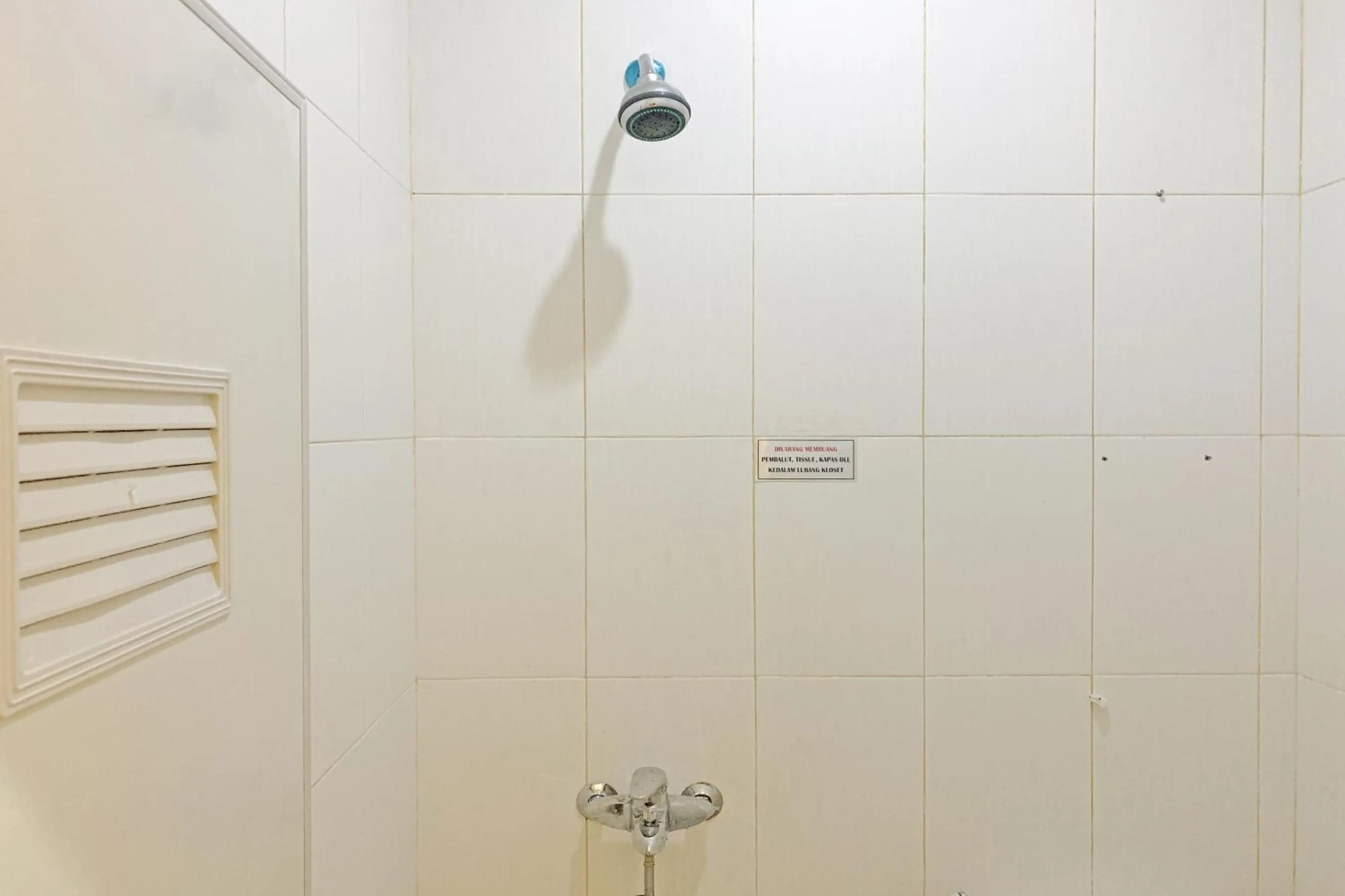 Bathroom in RedDoorz Syariah Near Jam Gadang Bukit tinggi 2