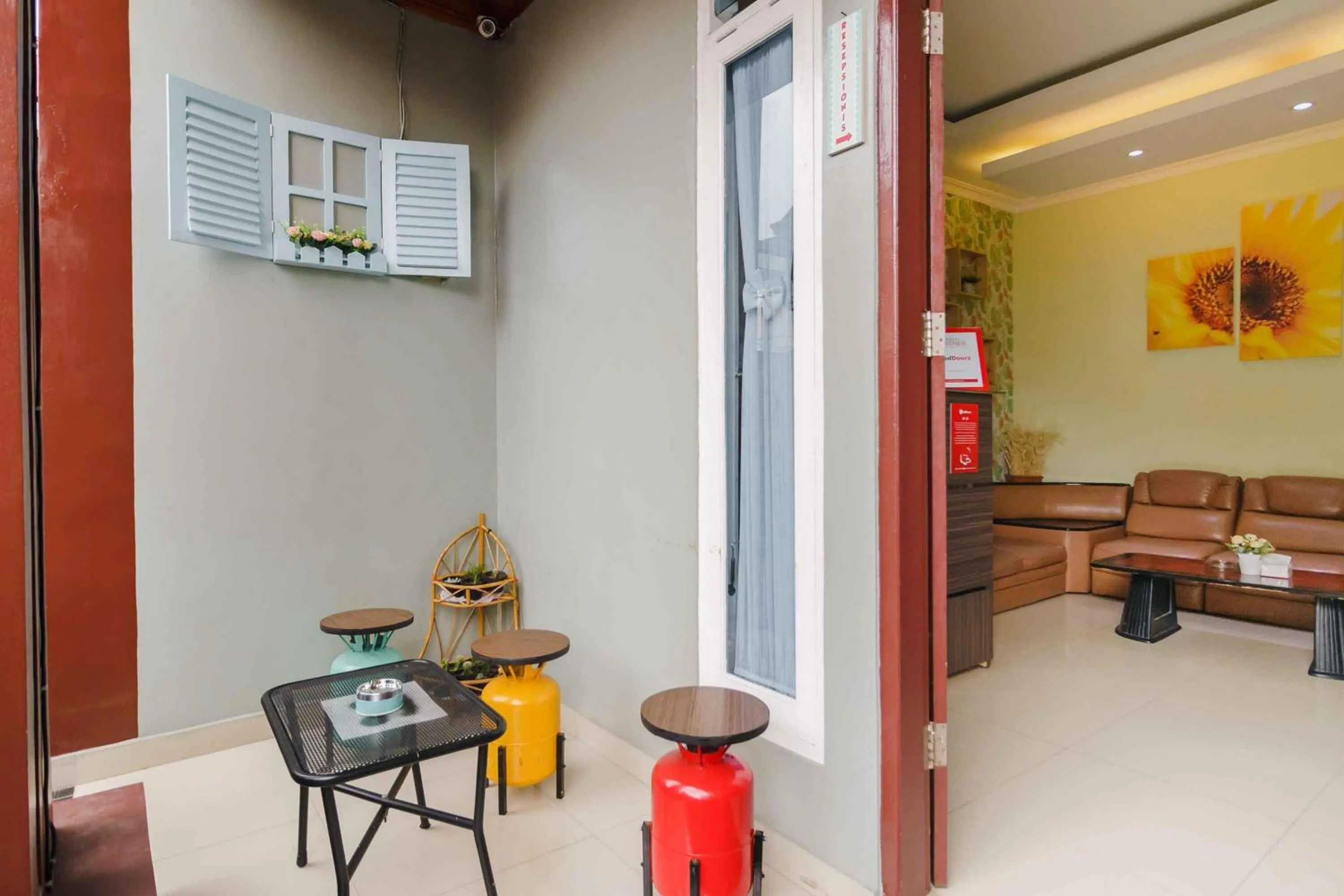 Facade/entrance in RedDoorz Syariah Near Jam Gadang Bukit tinggi 2