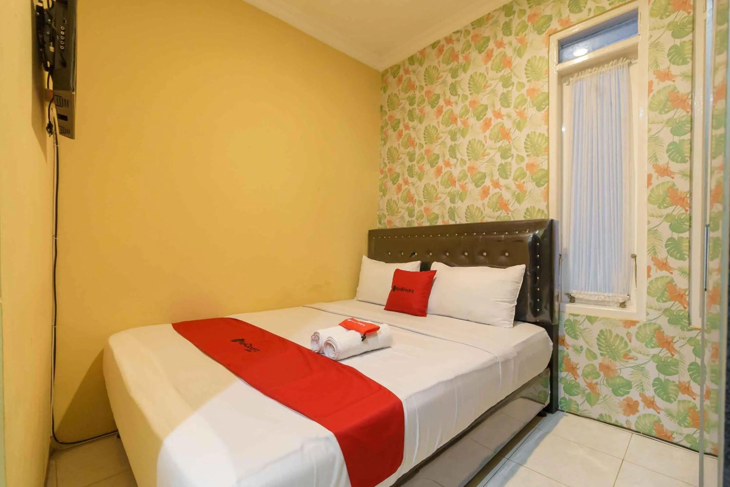 Bedroom in RedDoorz Syariah Near Jam Gadang Bukit tinggi 2