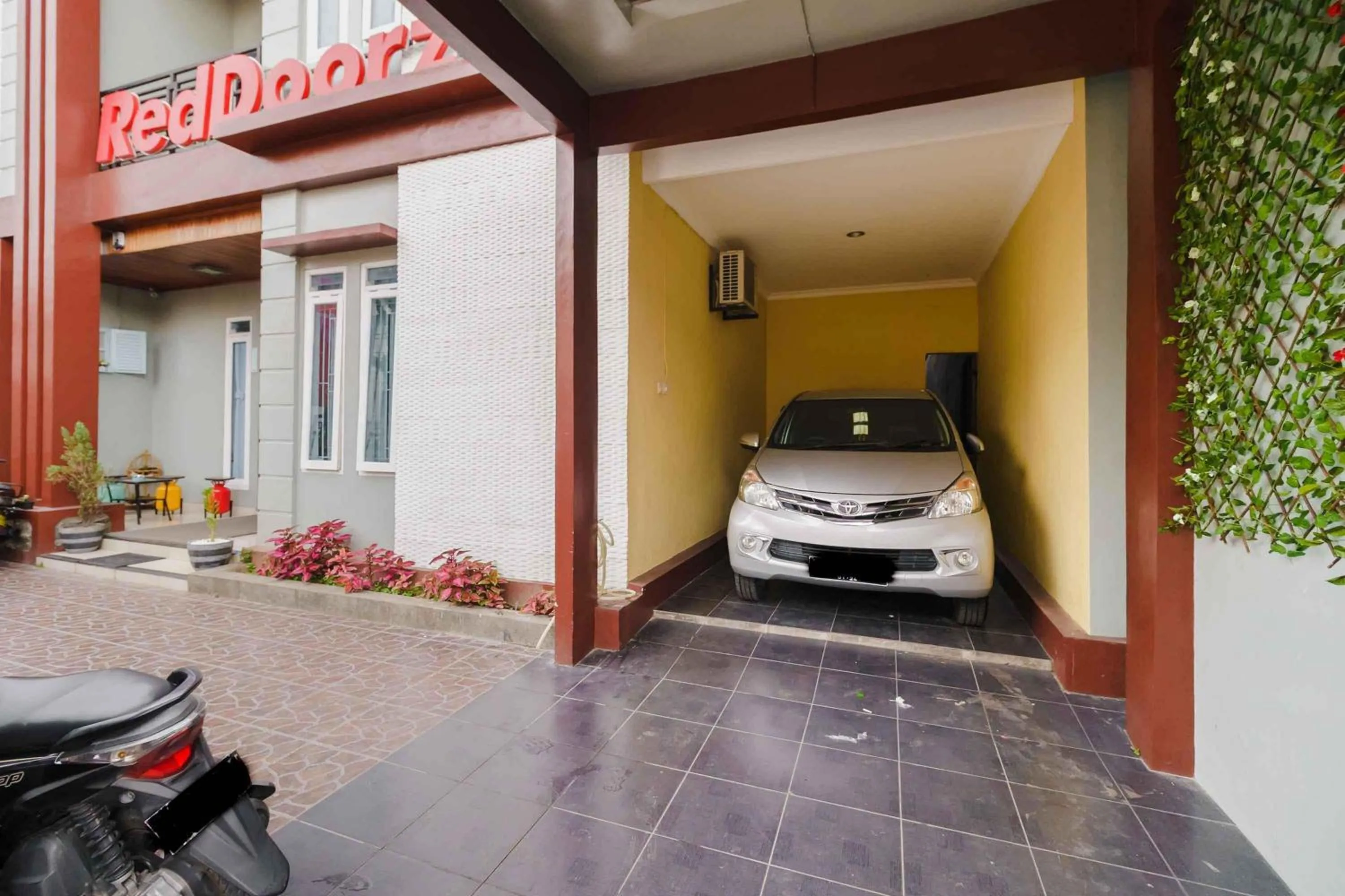 Parking in RedDoorz Syariah Near Jam Gadang Bukit tinggi 2