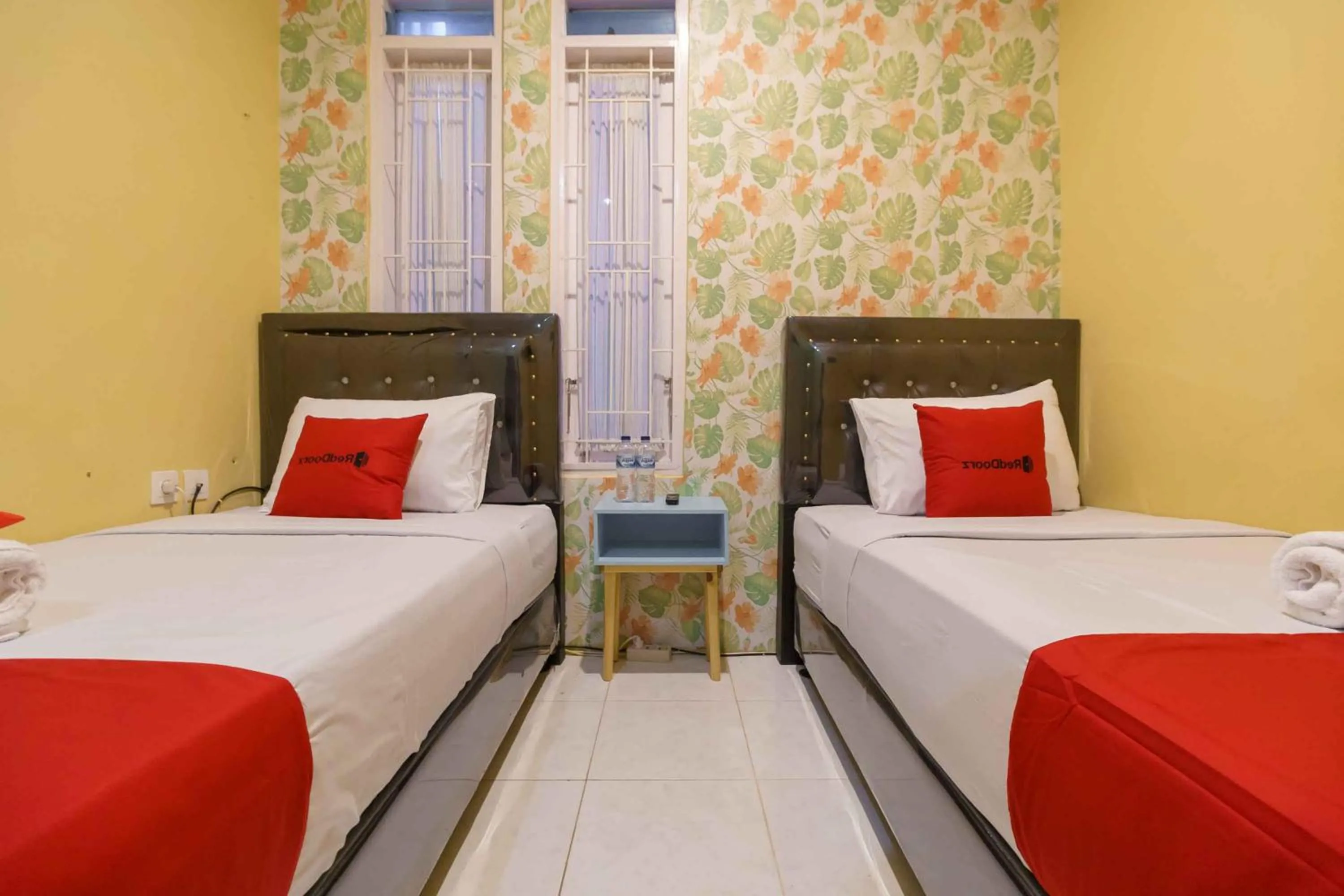 Bed in RedDoorz Syariah Near Jam Gadang Bukit tinggi 2