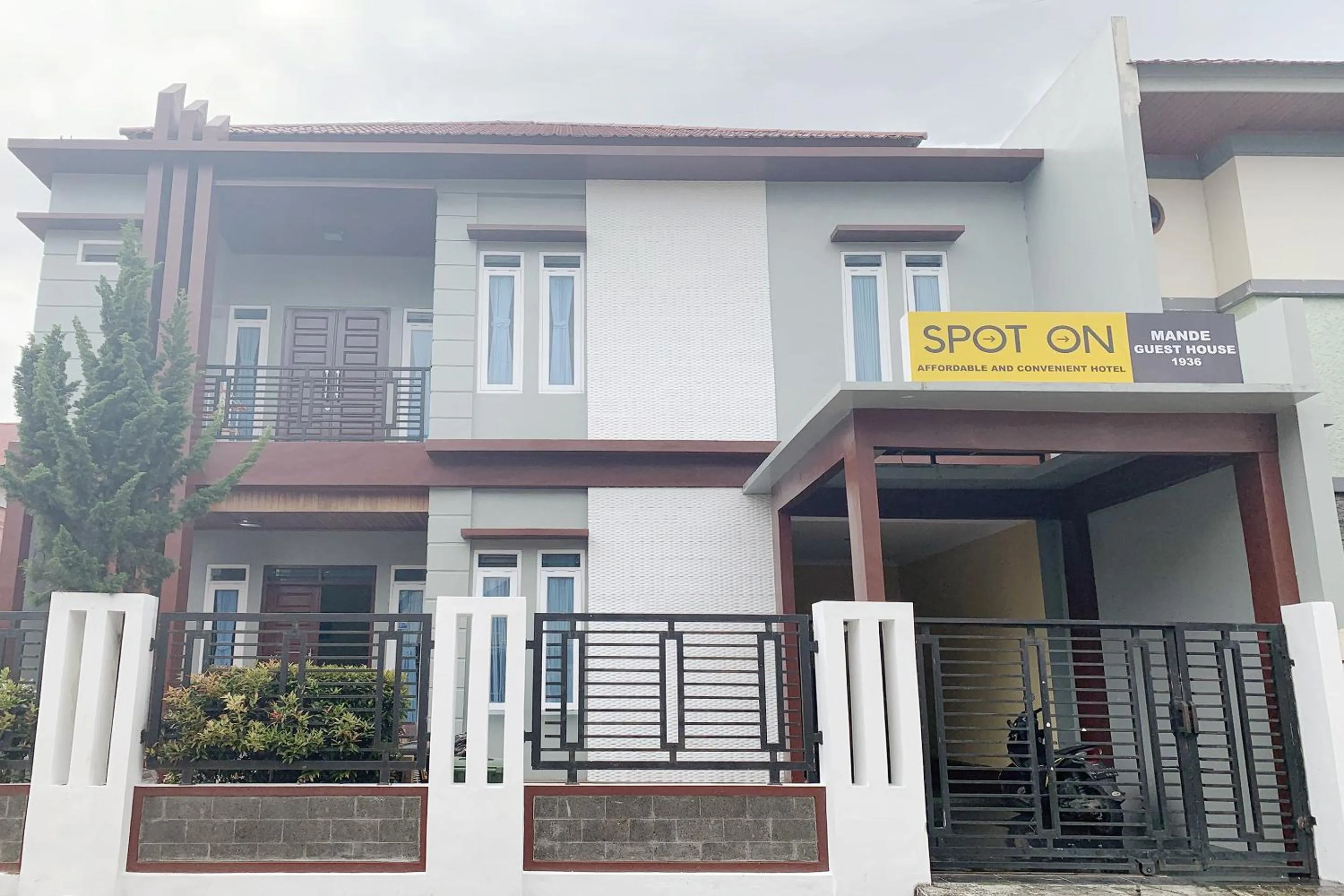 Facade/entrance in RedDoorz Syariah Near Jam Gadang Bukit tinggi 2