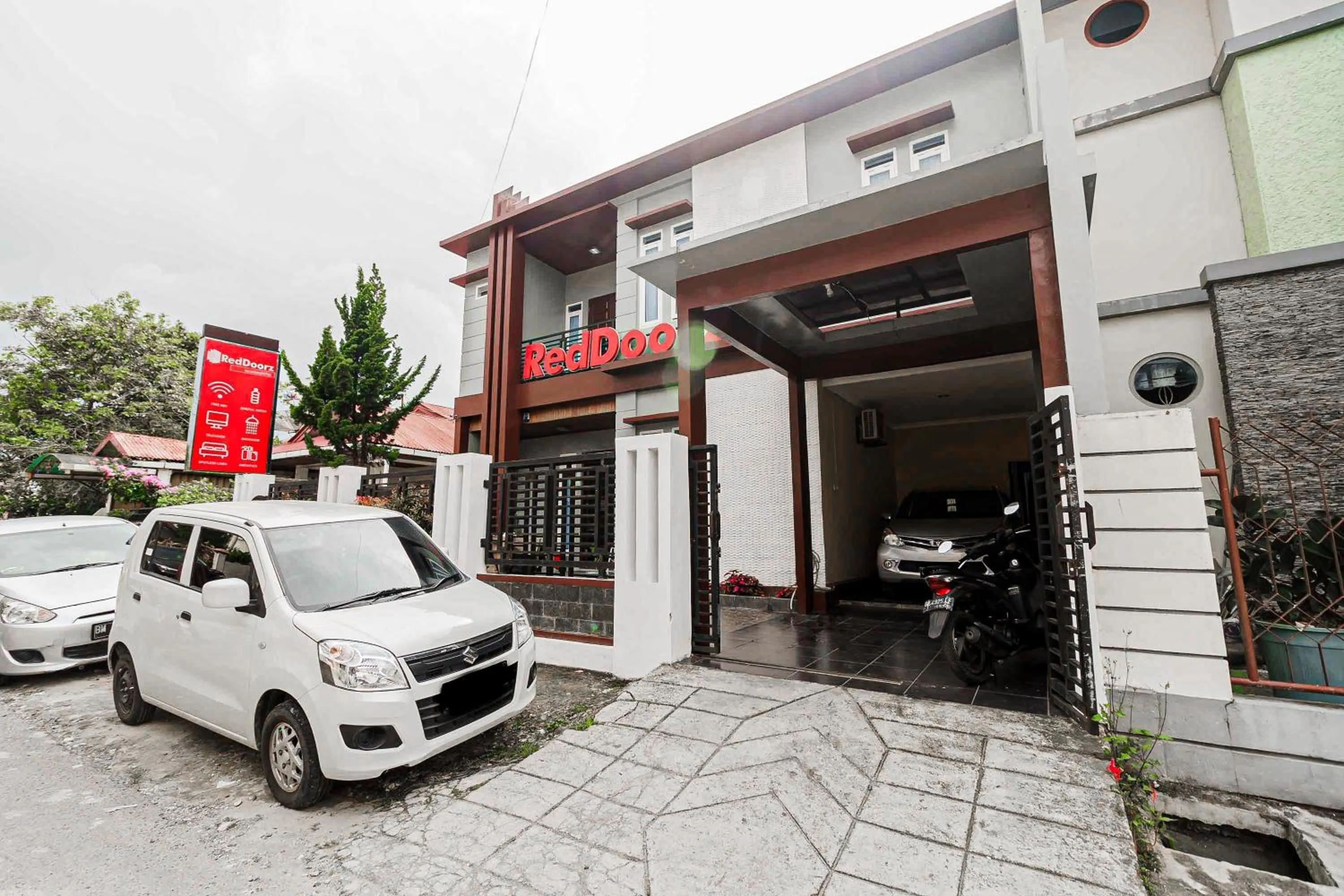 Facade/entrance in RedDoorz Syariah Near Jam Gadang Bukit tinggi 2
