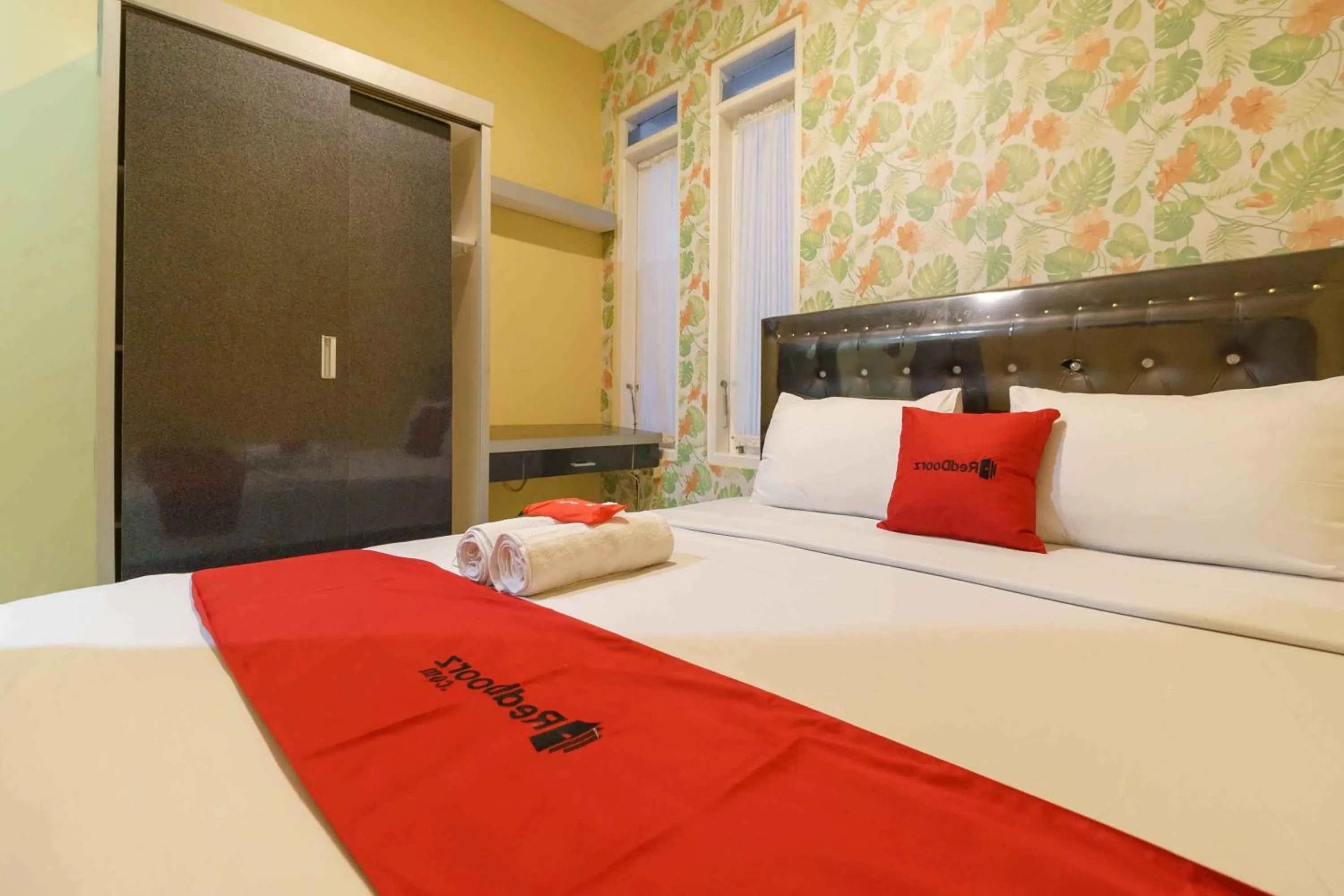 Bed in RedDoorz Syariah Near Jam Gadang Bukit tinggi 2