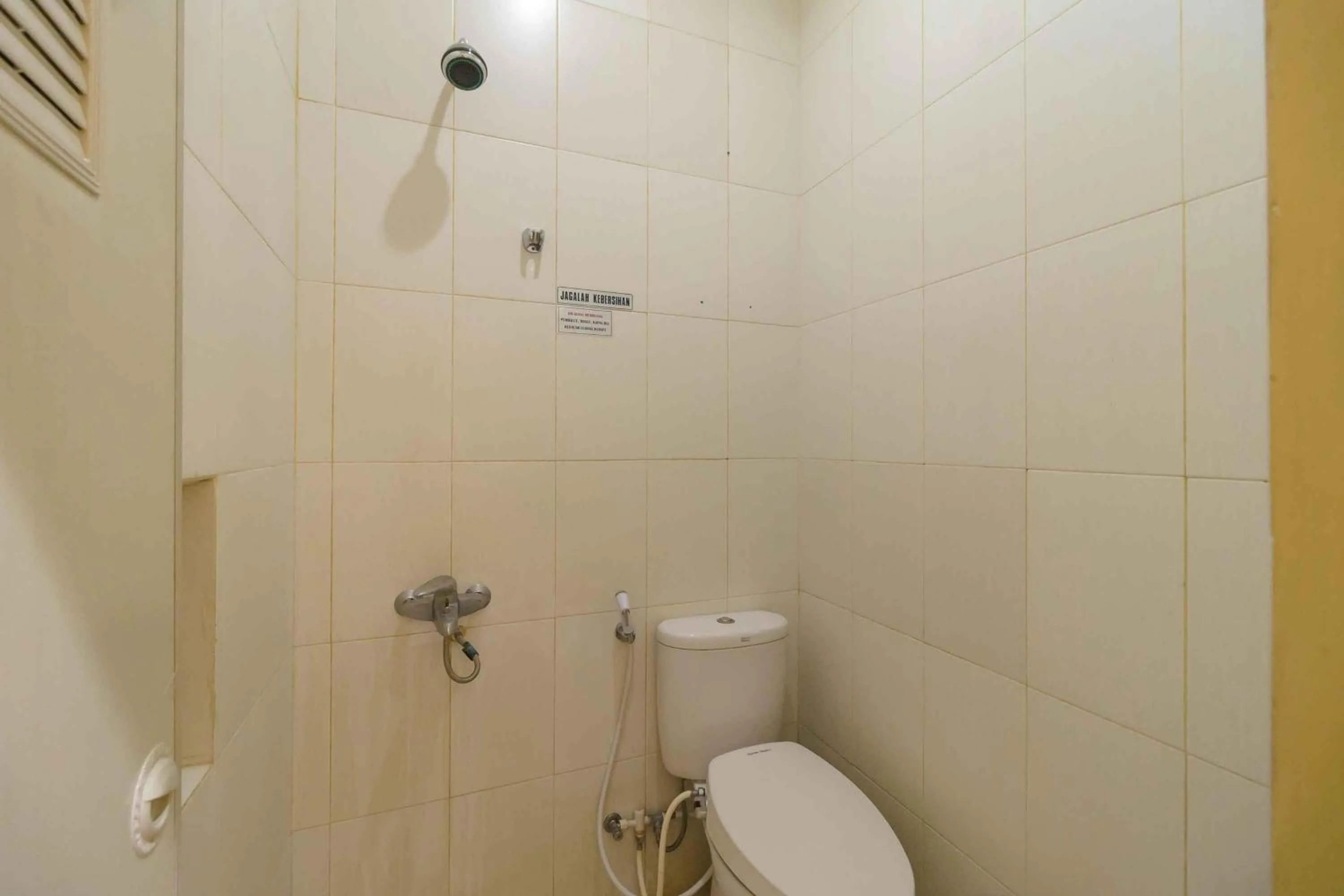 Bathroom in RedDoorz Syariah Near Jam Gadang Bukit tinggi 2