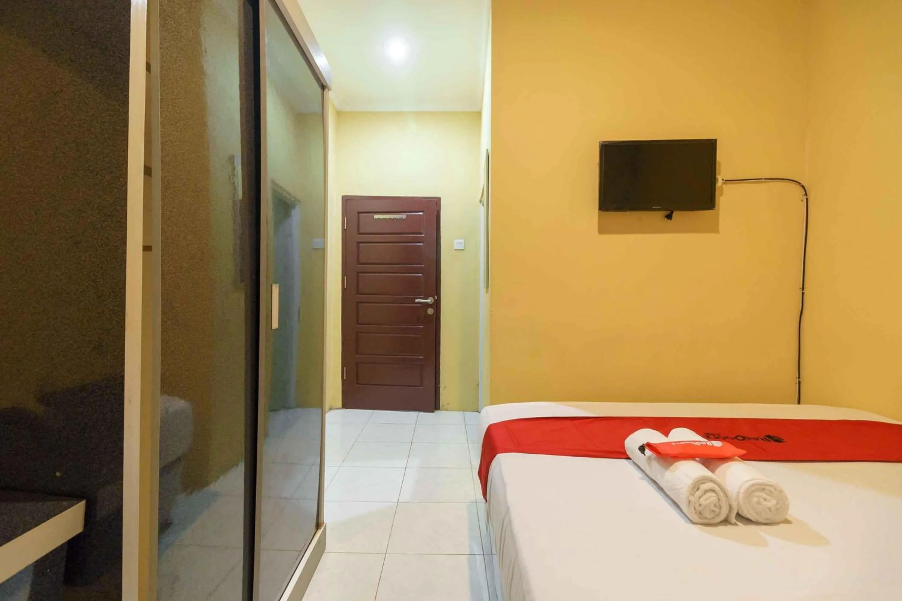Bedroom in RedDoorz Syariah Near Jam Gadang Bukit tinggi 2