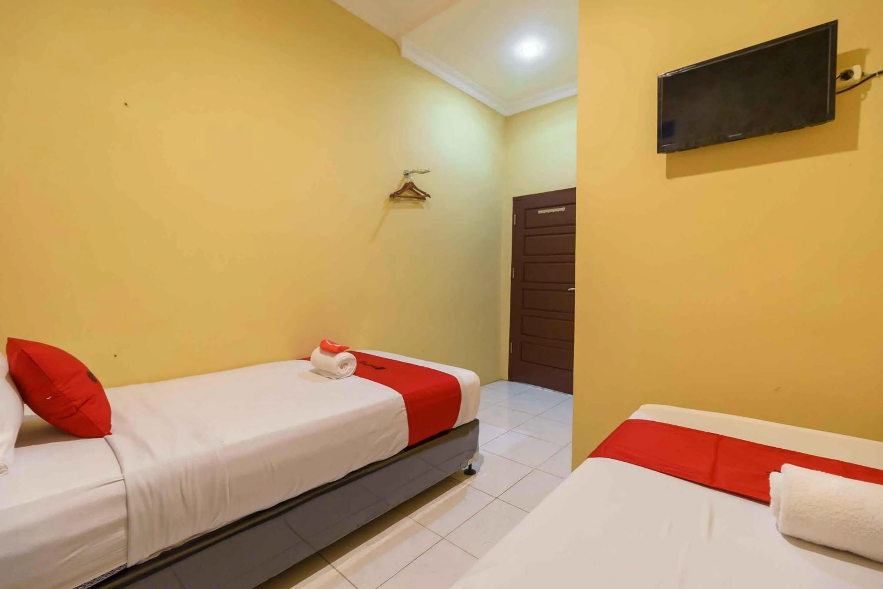Bedroom in RedDoorz Syariah Near Jam Gadang Bukit tinggi 2