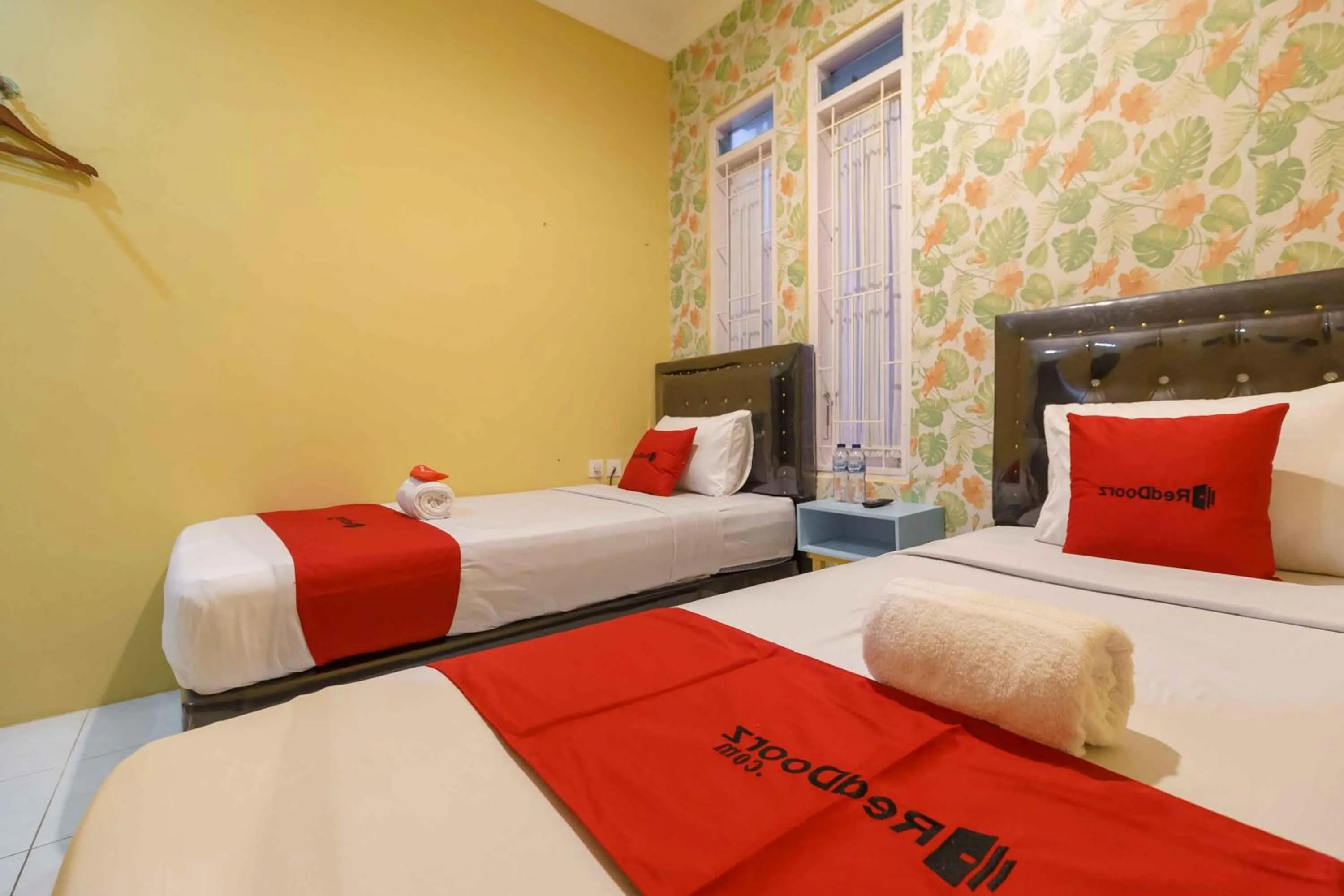 Bed in RedDoorz Syariah Near Jam Gadang Bukit tinggi 2