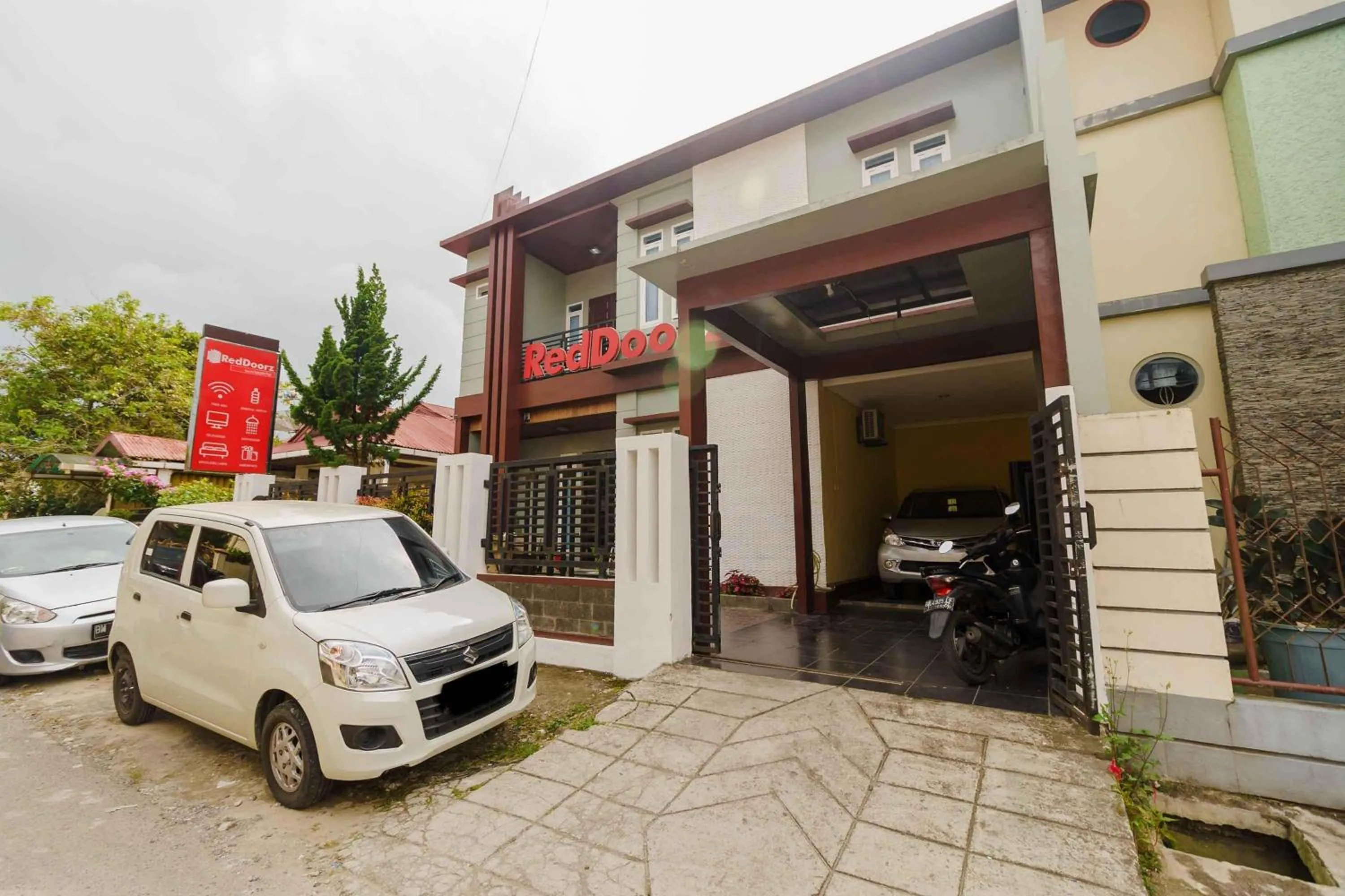 Facade/entrance in RedDoorz Syariah Near Jam Gadang Bukit tinggi 2