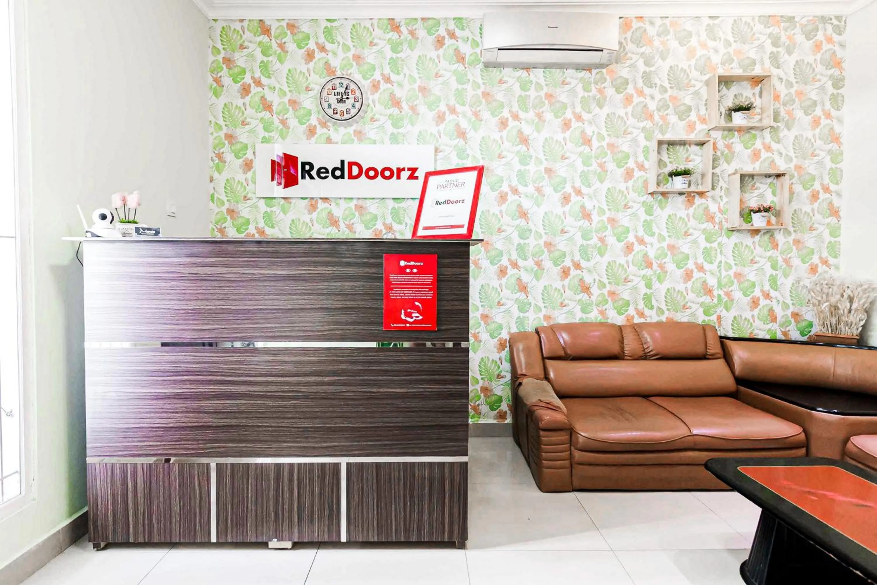 Lobby or reception in RedDoorz Syariah Near Jam Gadang Bukit tinggi 2