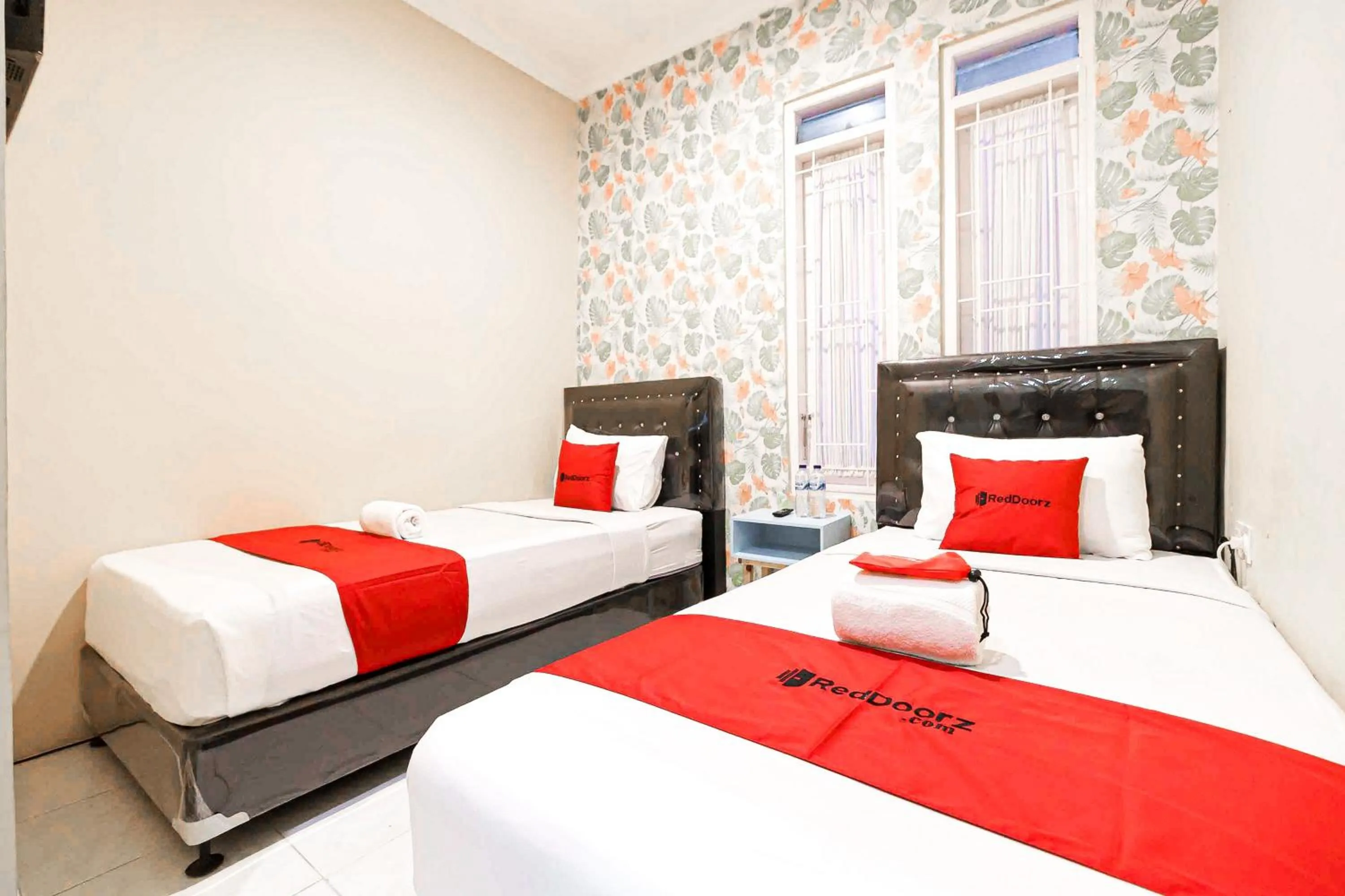 Bedroom, Bed in RedDoorz Syariah Near Jam Gadang Bukit tinggi 2