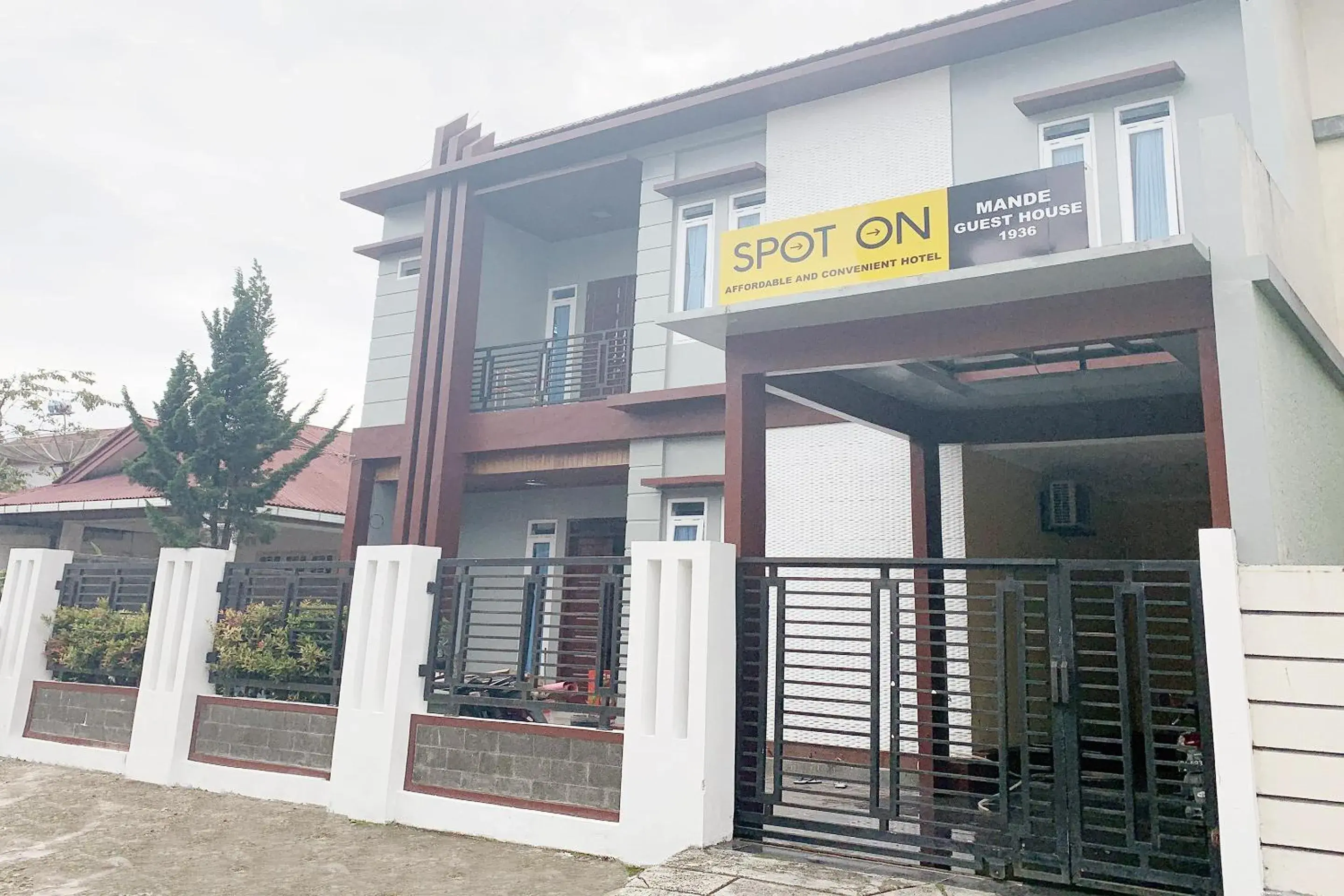 Facade/entrance in RedDoorz Syariah Near Jam Gadang Bukit tinggi 2 Facade/entrance in RedDoorz Syariah Near Jam Gadang Bukit tinggi 2