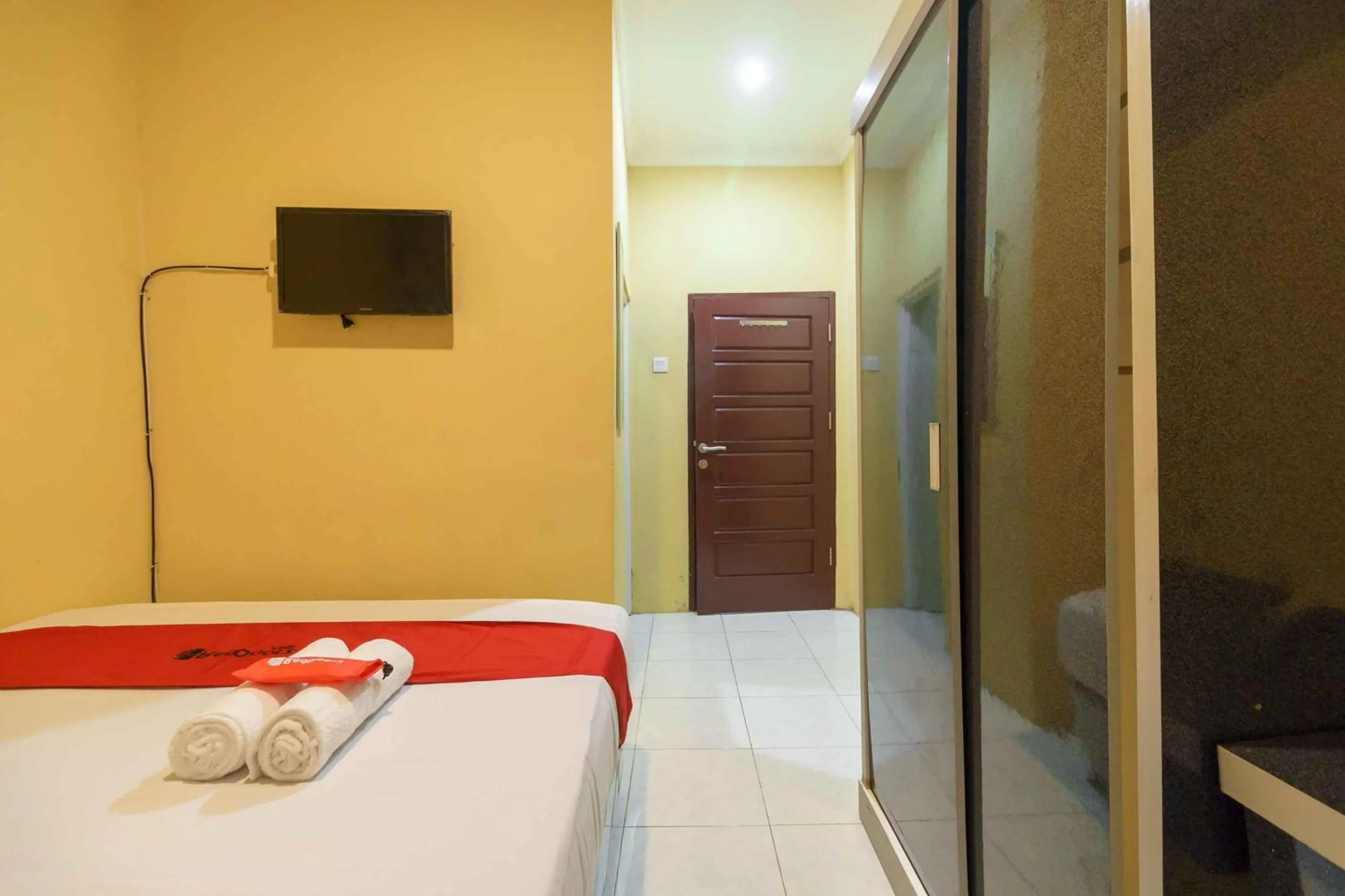 Bed in RedDoorz Syariah Near Jam Gadang Bukit tinggi 2