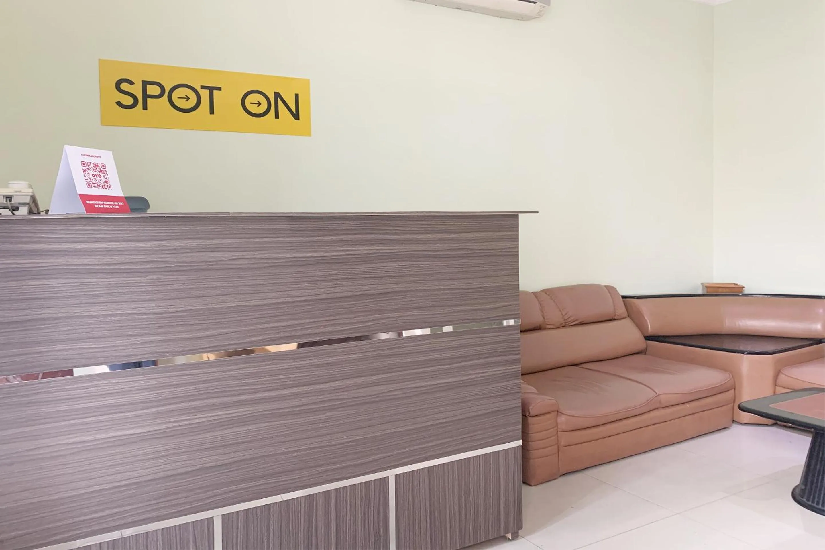 Lobby or reception in RedDoorz Syariah Near Jam Gadang Bukit tinggi 2