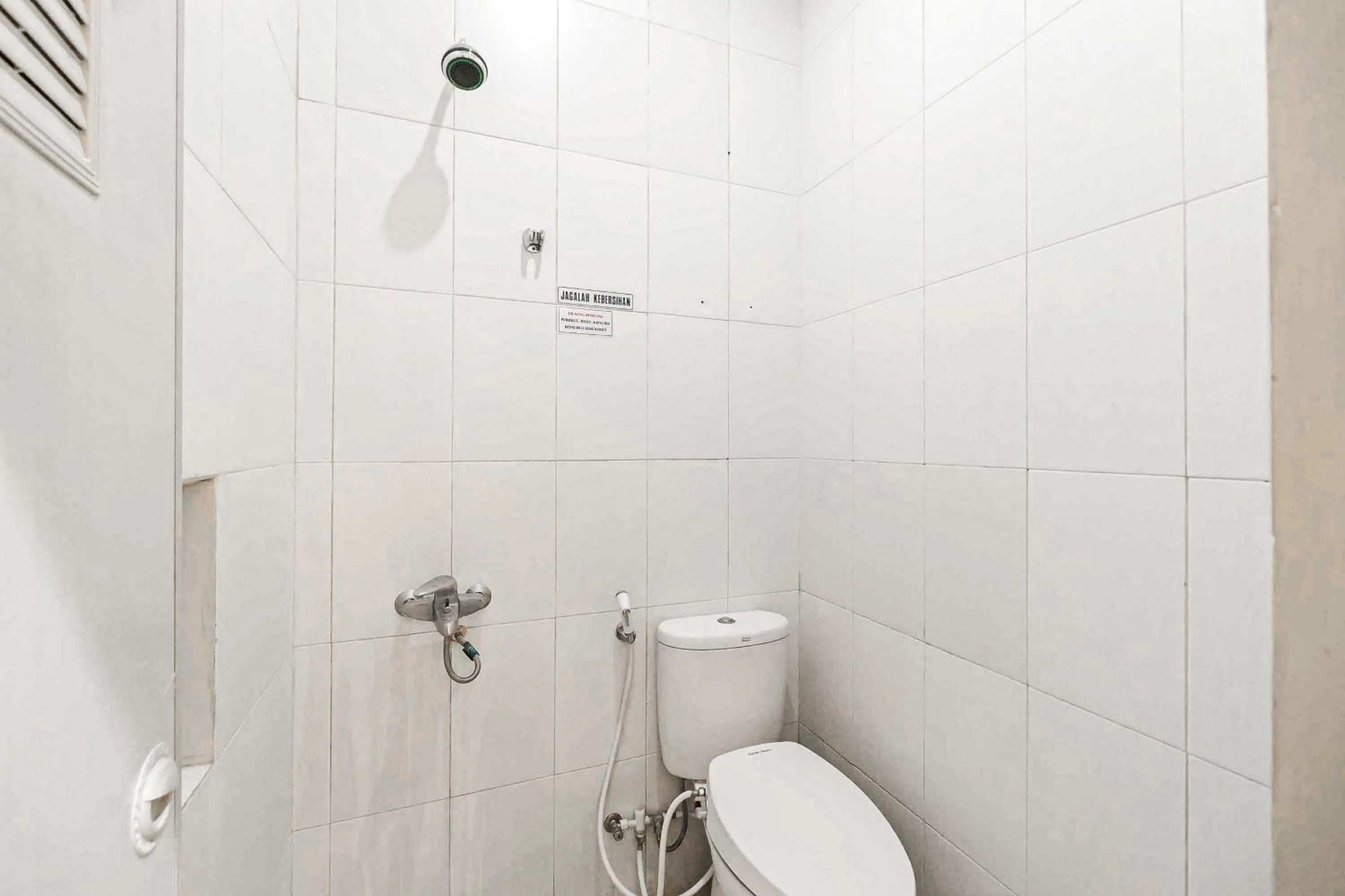 Bathroom in RedDoorz Syariah Near Jam Gadang Bukit tinggi 2