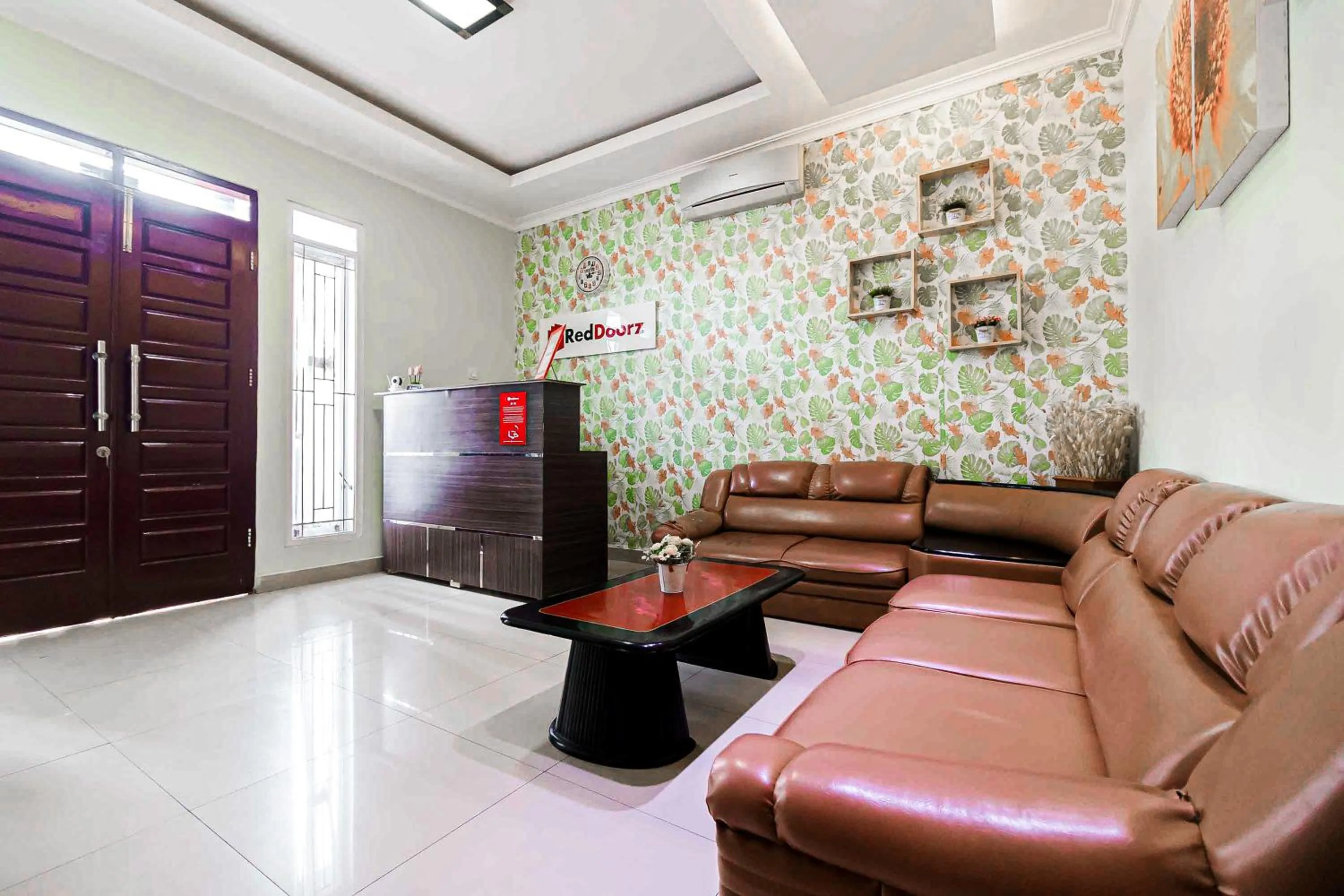 Lobby or reception in RedDoorz Syariah Near Jam Gadang Bukit tinggi 2