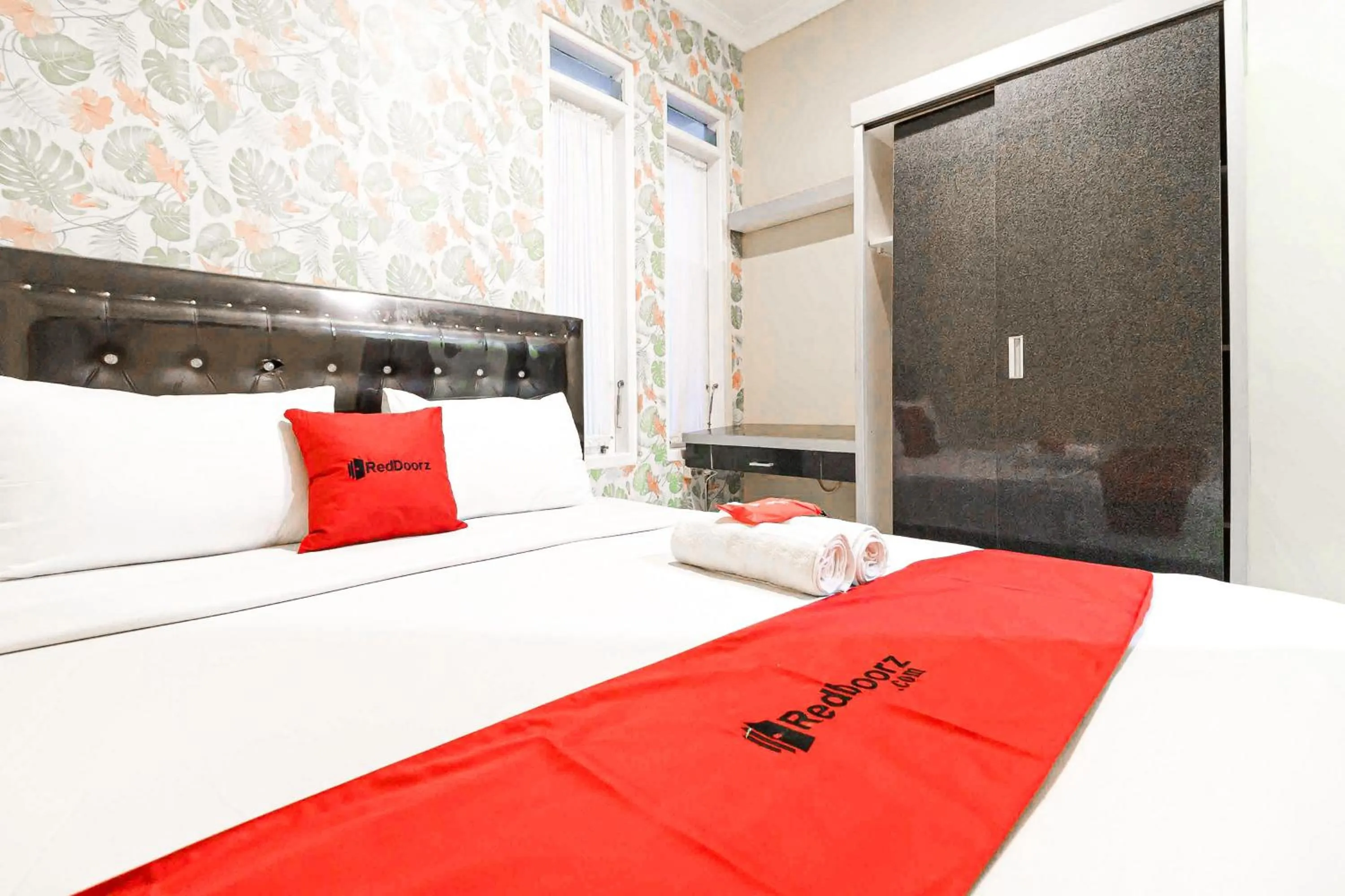 Bedroom, Bed in RedDoorz Syariah Near Jam Gadang Bukit tinggi 2