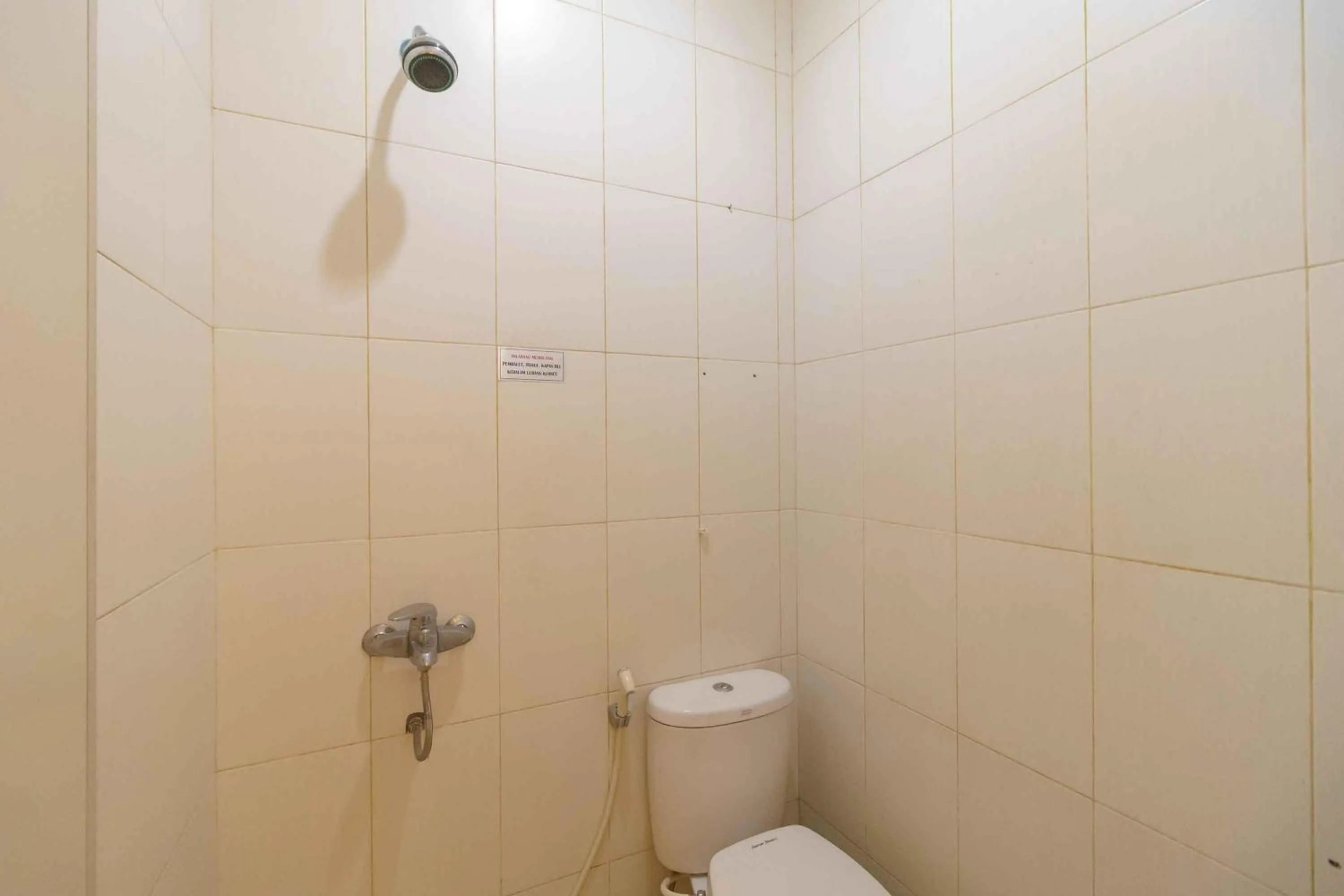 Bathroom in RedDoorz Syariah Near Jam Gadang Bukit tinggi 2