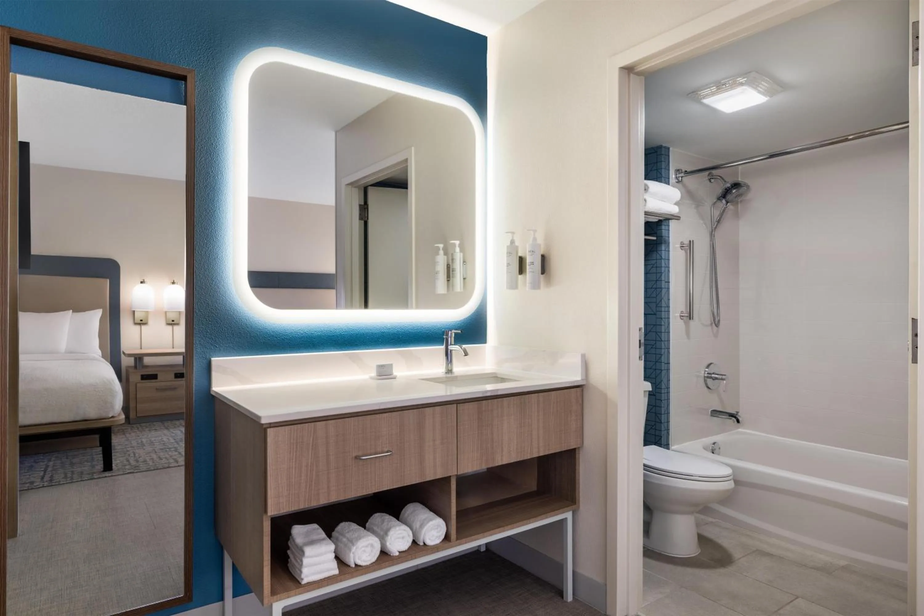 Bathroom, Bed in Homewood Suites by Hilton Tulsa South Medical District