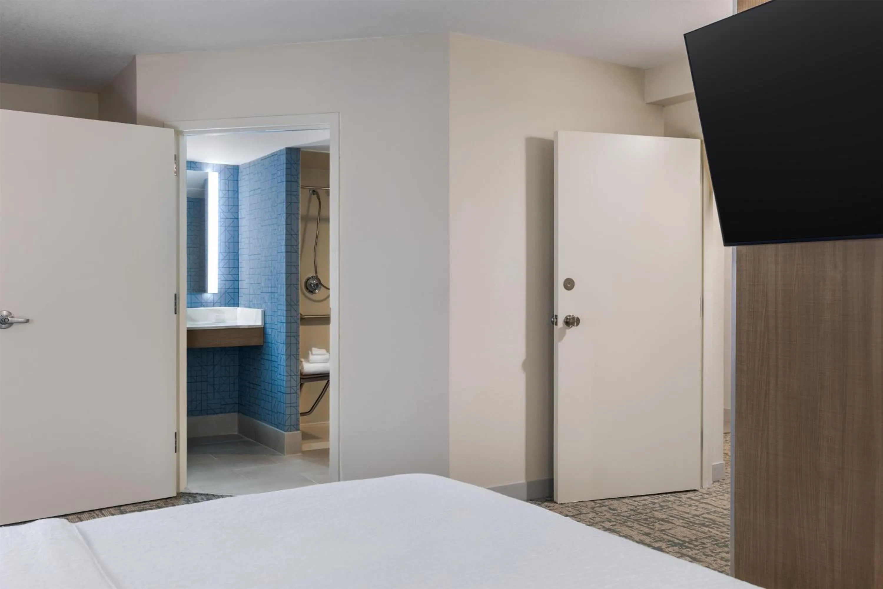 Bathroom, Bed in Homewood Suites by Hilton Tulsa South Medical District