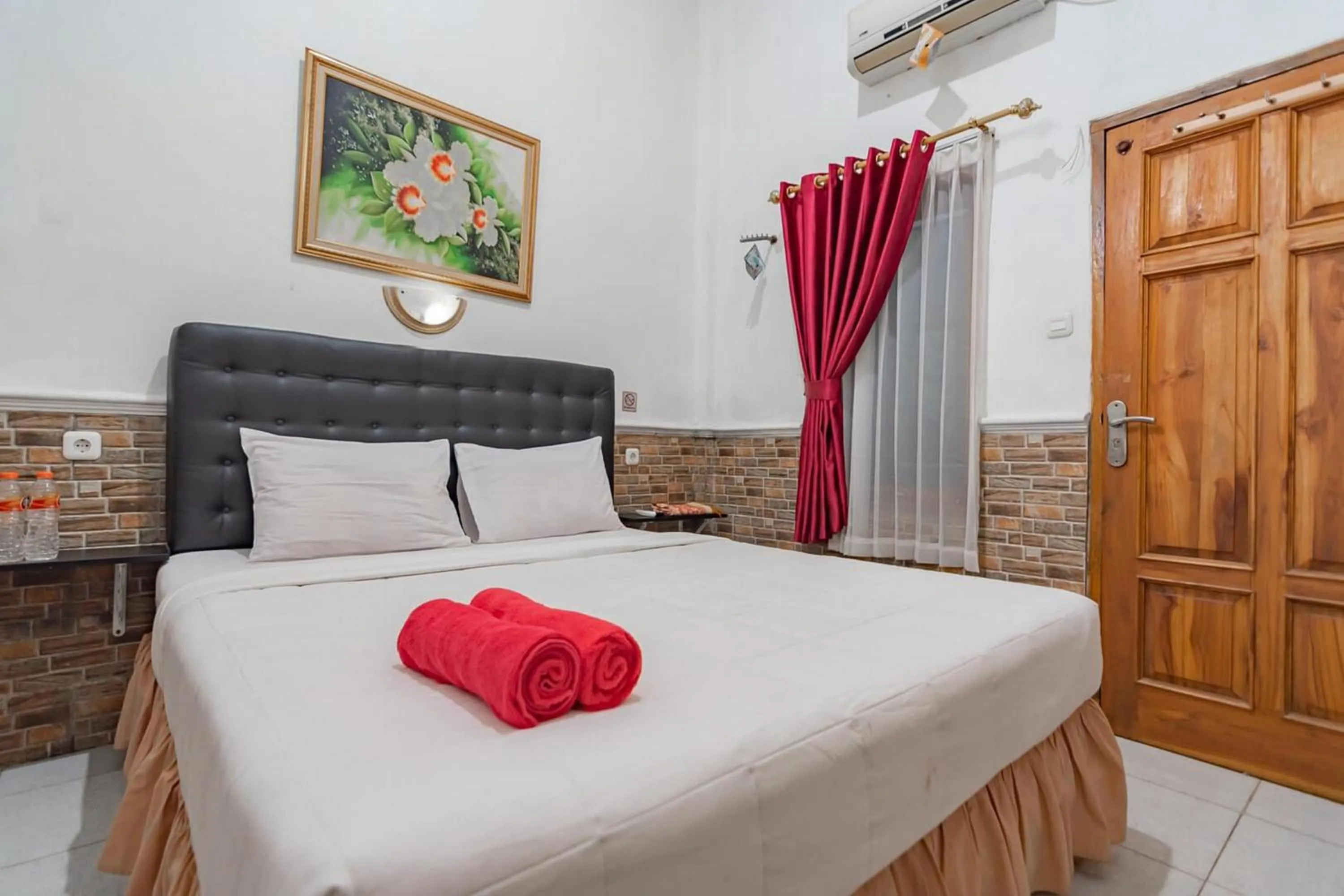 Bedroom, Bed in Wisma Vandera Syariah Garut Mitra RedDoorz