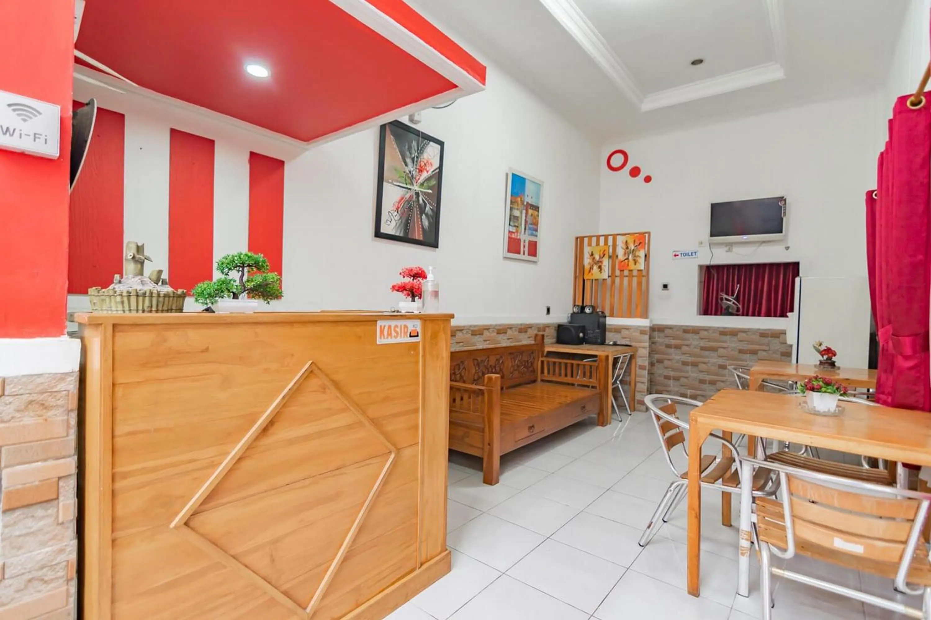 Lobby or reception in Wisma Vandera Syariah Garut Mitra RedDoorz