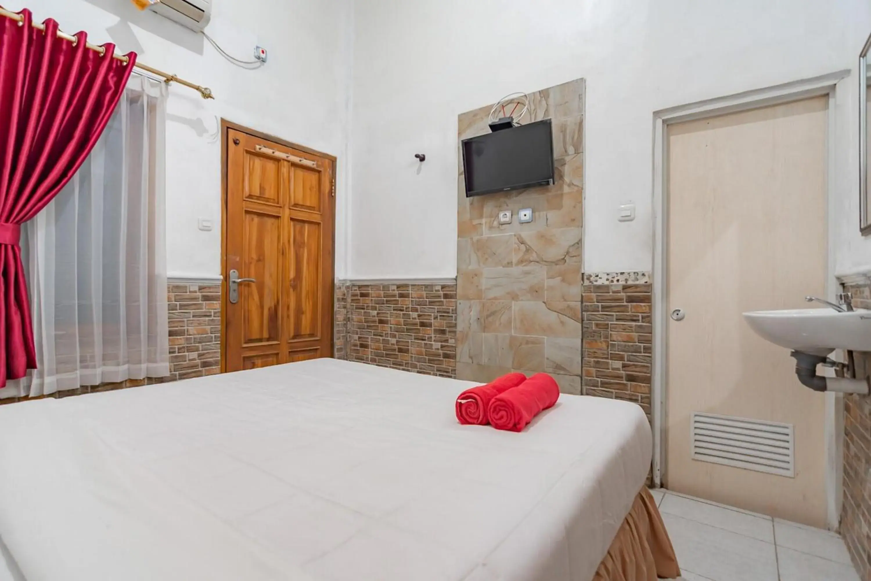 Bedroom, Bed in Wisma Vandera Syariah Garut Mitra RedDoorz Bedroom, Bed in Wisma Vandera Syariah Garut Mitra RedDoorz