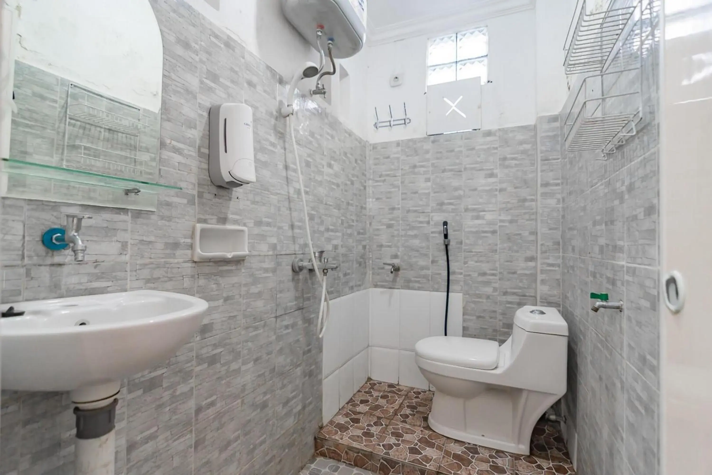 Bathroom in Wisma Vandera Syariah Garut Mitra RedDoorz Bathroom in Wisma Vandera Syariah Garut Mitra RedDoorz